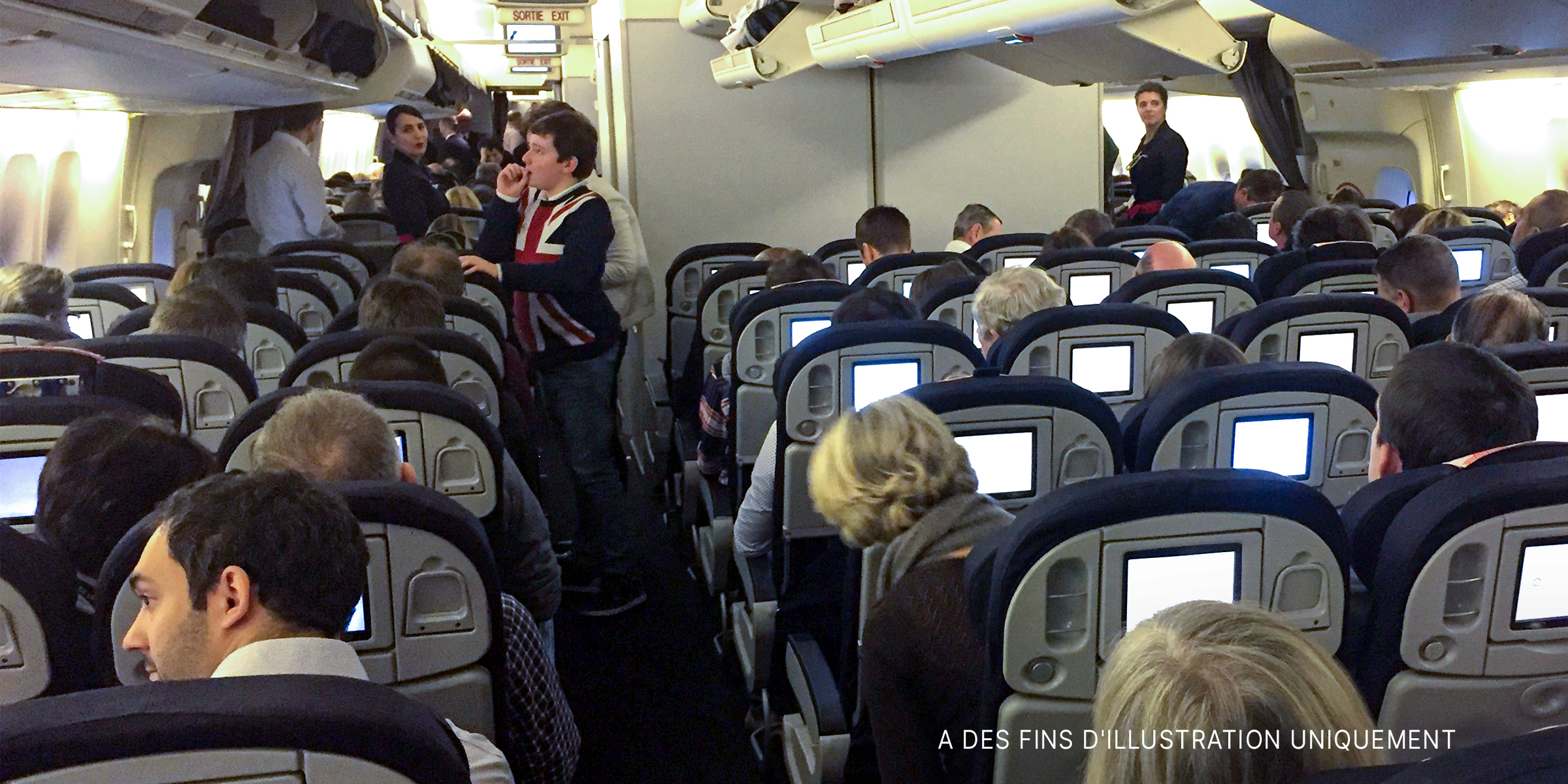 L'intérieur de la cabine d'un avion rempli de passagers et de membres d'équipage | Source : Flickr.com/airlines470/CC BY-SA 2.0