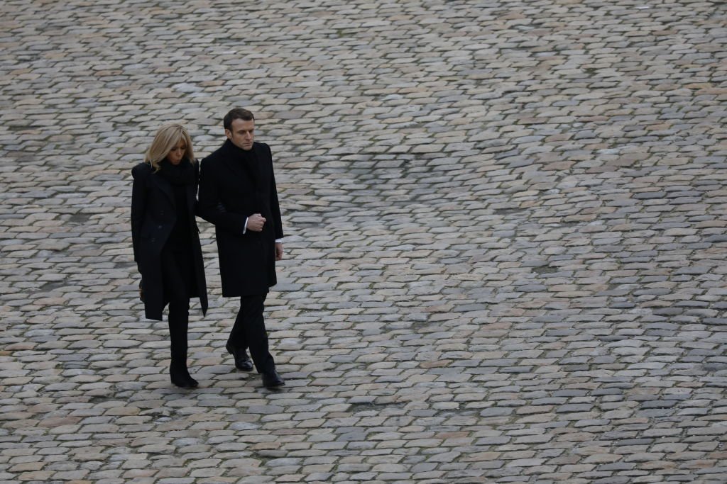  Le président français Emmanuel Macron et son épouse Brigitte Macron partent après une cérémonie d'hommage national aux soldats français tués au Mali à l'hôtel National des Invalides, le 02 décembre 2019 à Paris, France. | Photo : Getty Images. 