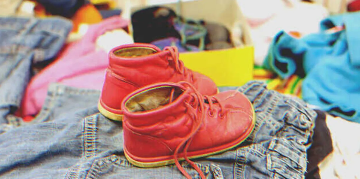 Une paire de petites chaussures rouges pour bébé | Source : Shutterstock