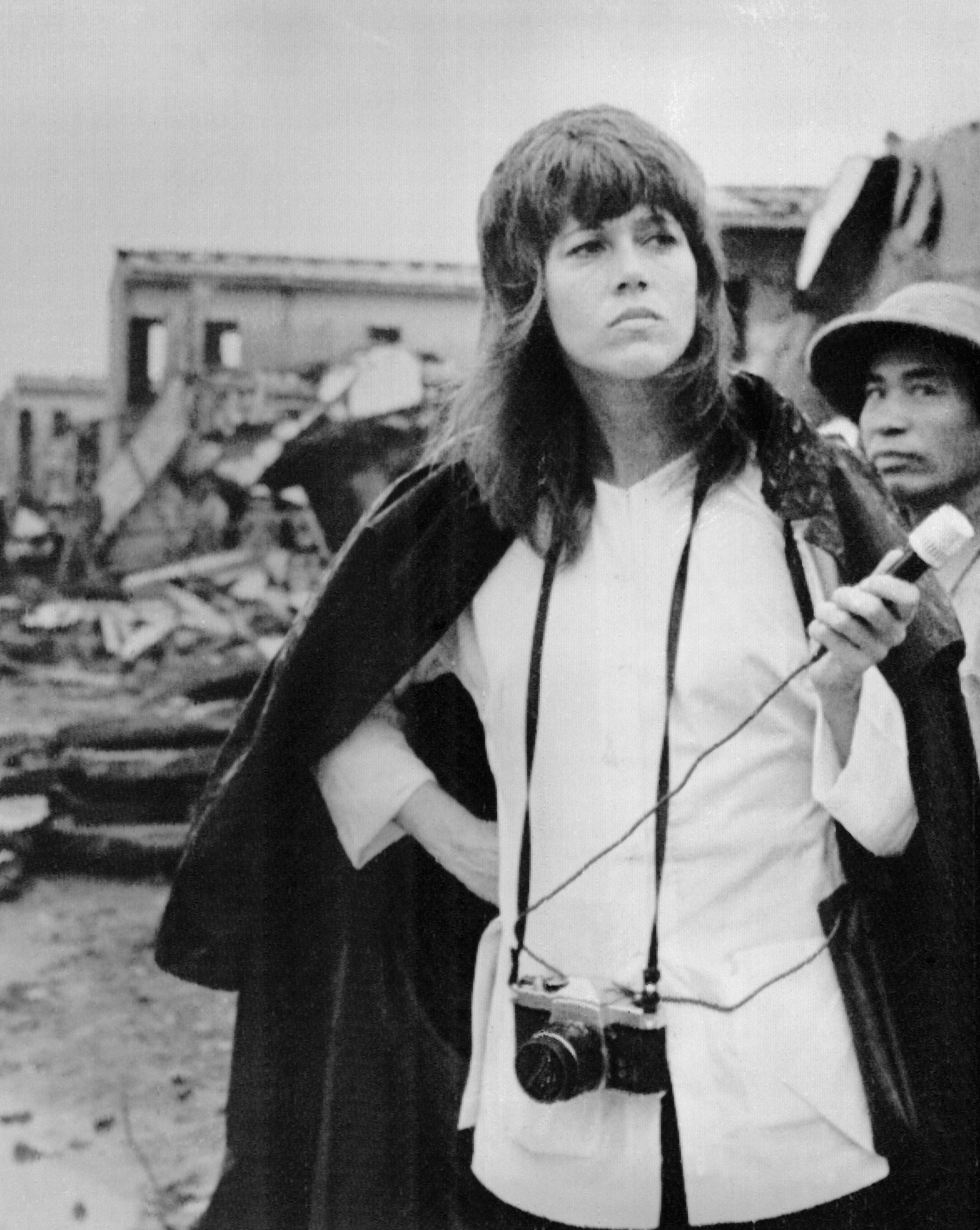 Jane Fonda visite le centre résidentiel Truong Dinh dans le district de Nai Ba Trung à Hanoi, le 18 juillet 1972. | Source : Getty Images