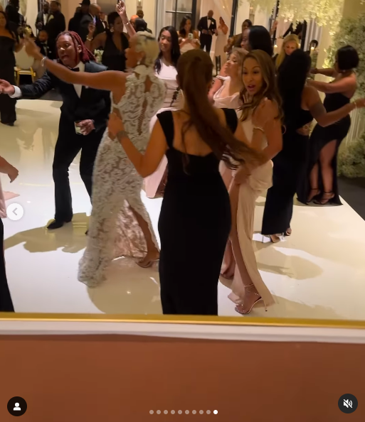 LeToya Luckett dancing with guests at her wedding, Les invités au mariage de LeToya Luckett et Taleo Coles, posté le 1er août 2024 | Source : Instagram/valeisha