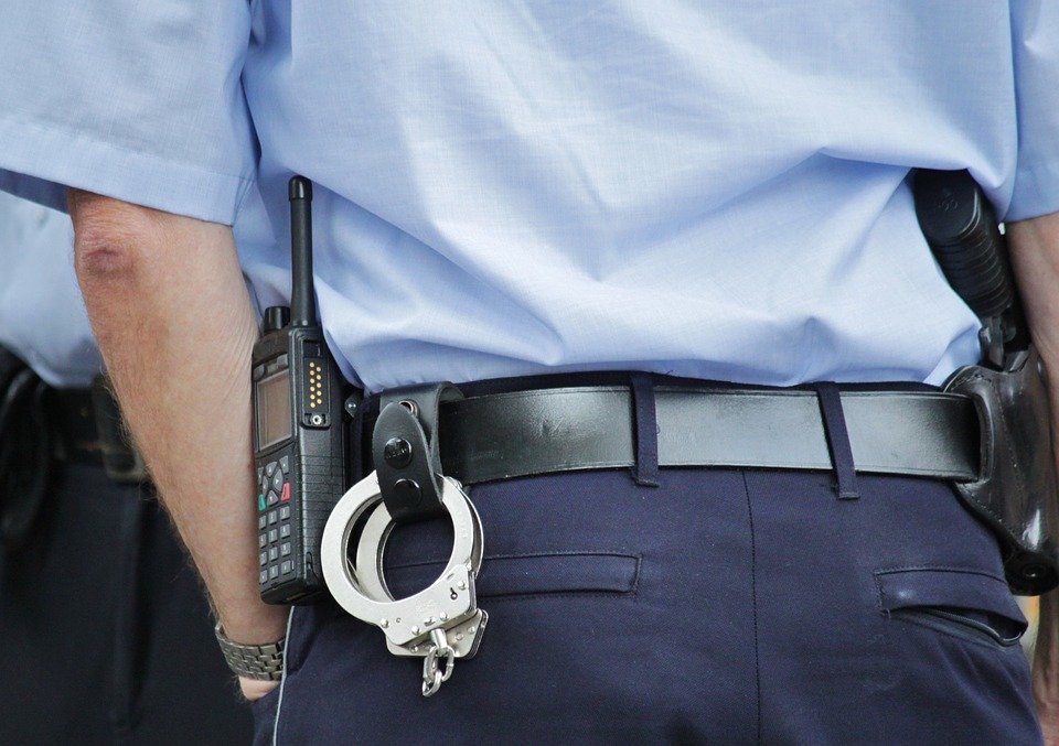 Police avec un menotte. | Photo : Pixabay