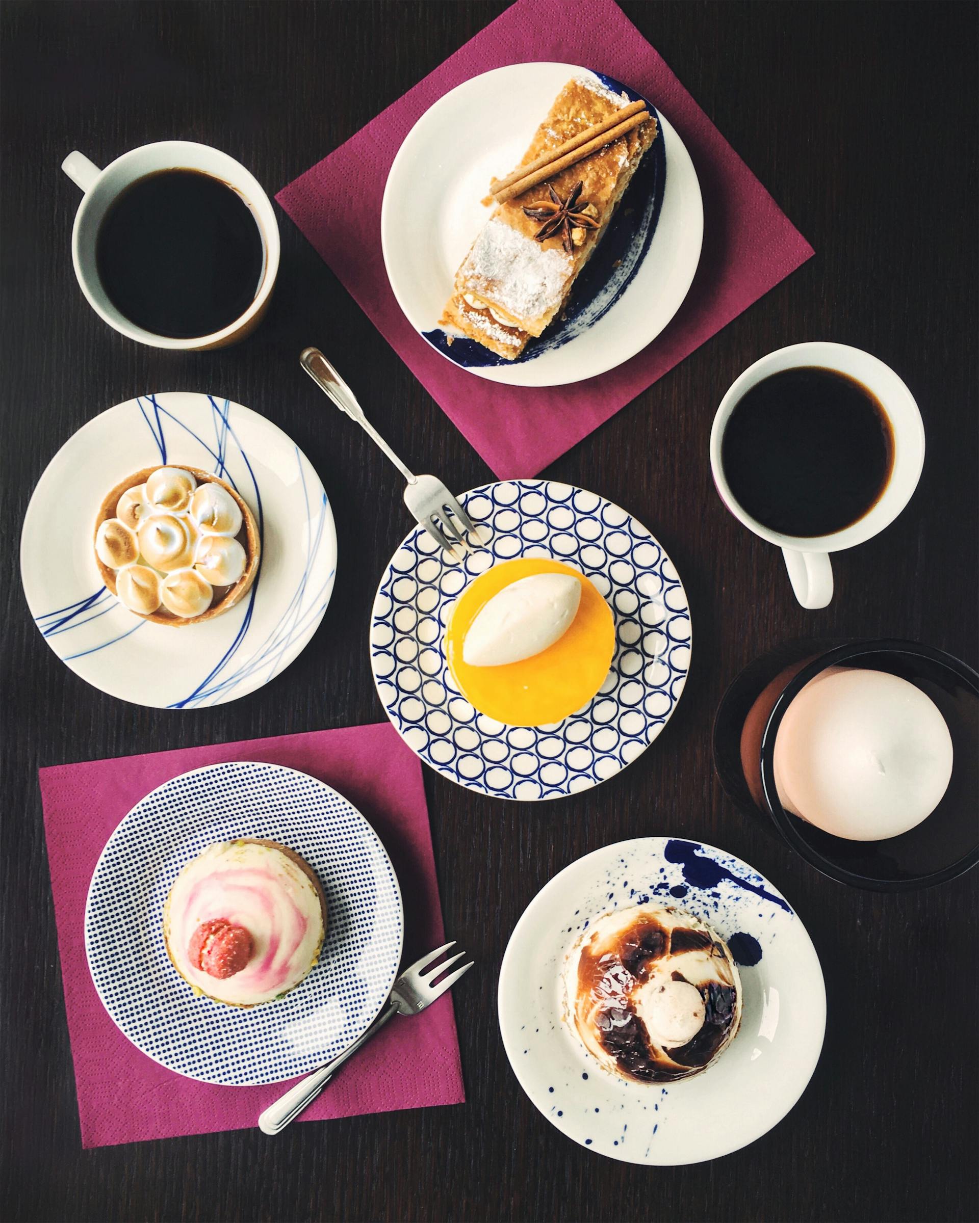 Une vue aérienne du café et des gâteaux | Source : Pexels