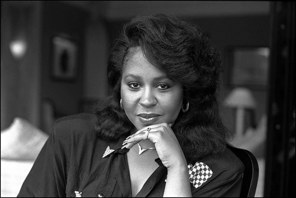 La chanteuse américaine Vesta Williams pose au Royal Garden Hotel à Londres le 11 mai 1987. | Photo : Getty Images