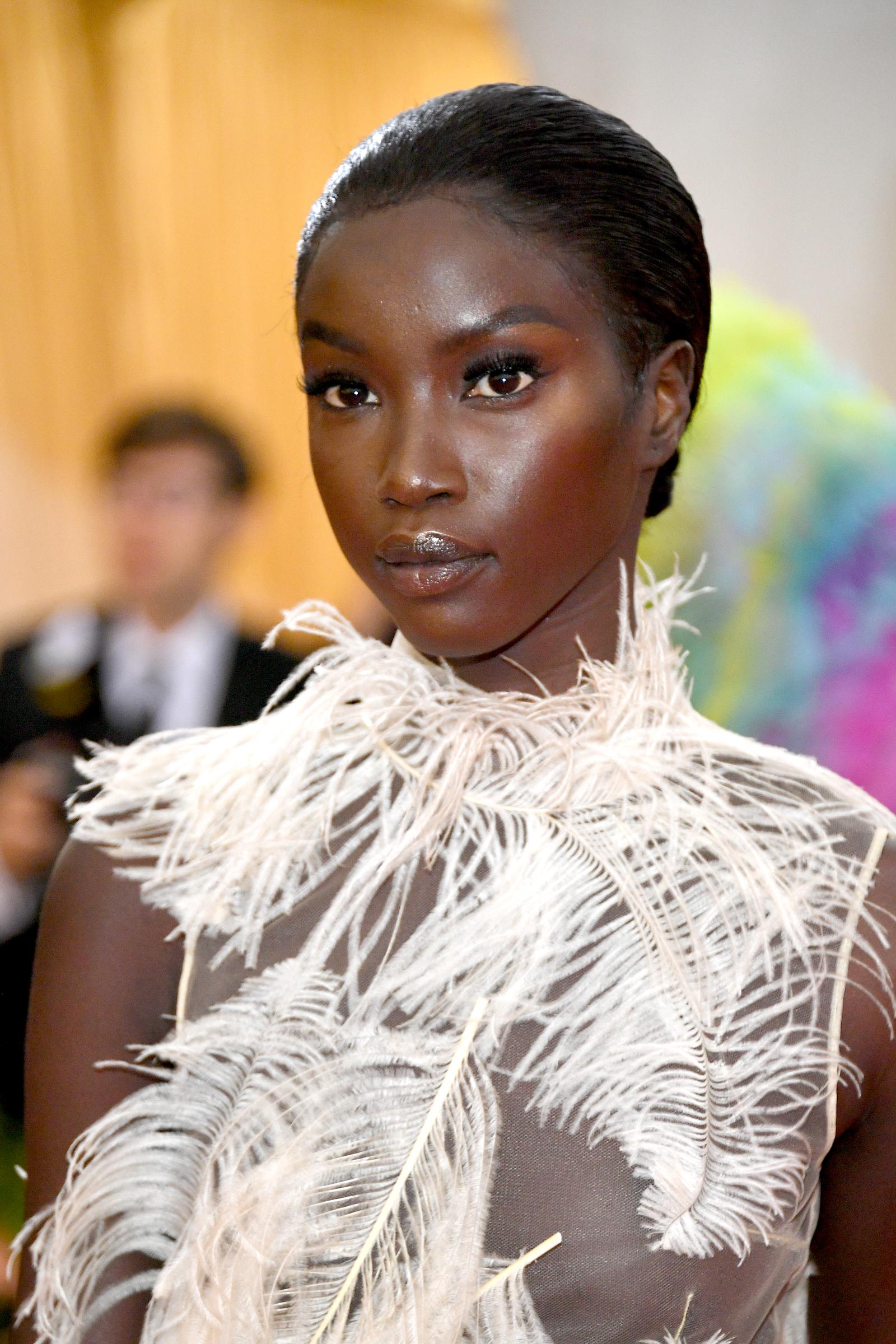 Anok Yai pose lors du Met Gala célébrant Camp : Notes on Fashion au Metropolitan Museum of Art de New York, le 6 mai 2019 | Source : Getty Images
