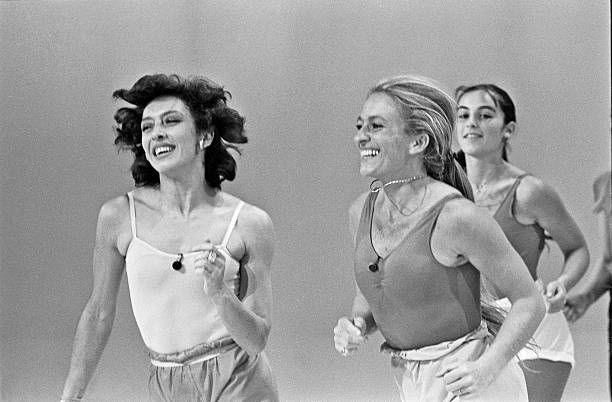 Véronique et Davina, monitrices d'aérobic françaises, s'entraînent lors de leur émission télévisée Gym Tonic | photo : Getty Images