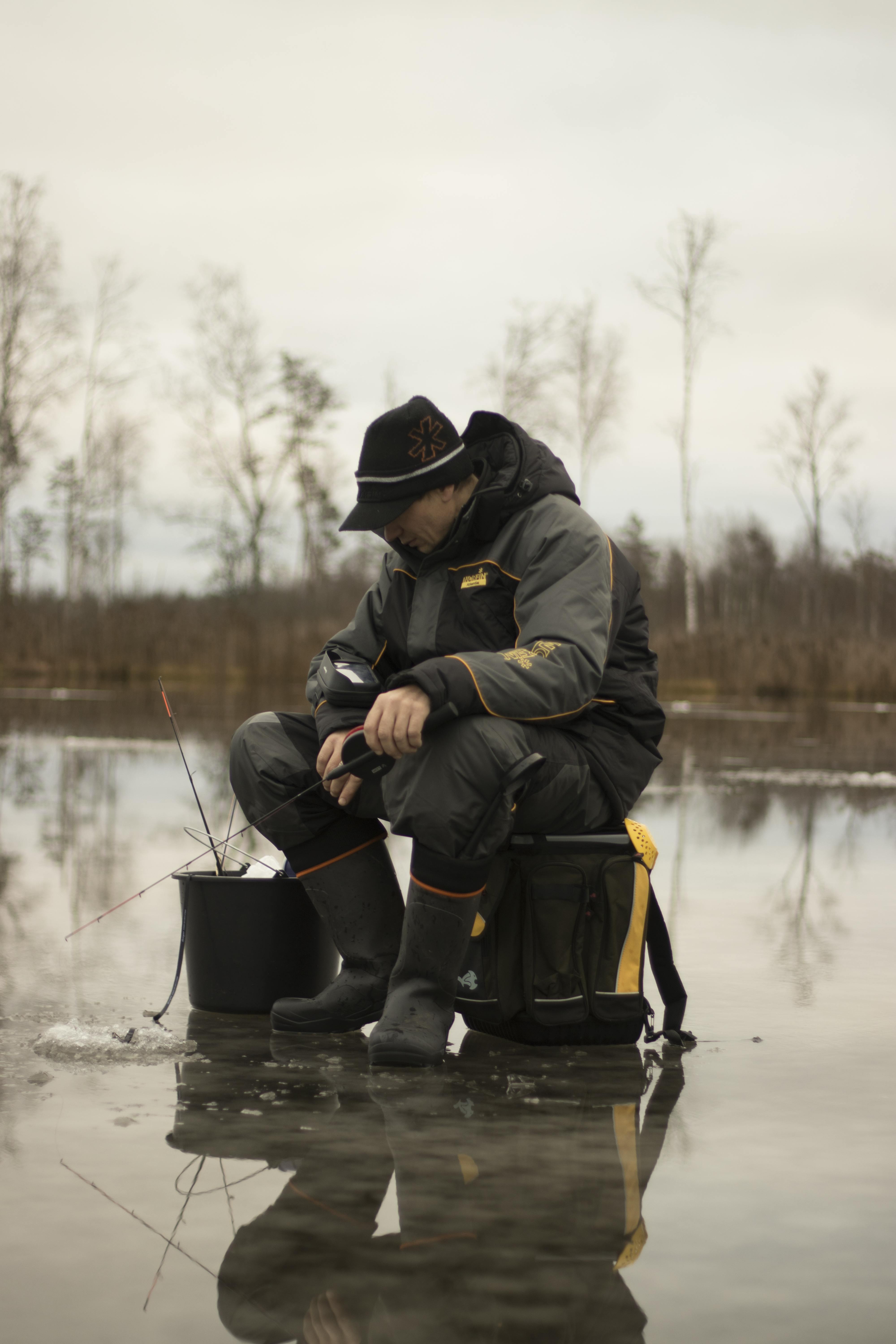 Un homme en train de pêcher sur un lac gelé | Source : Pexels