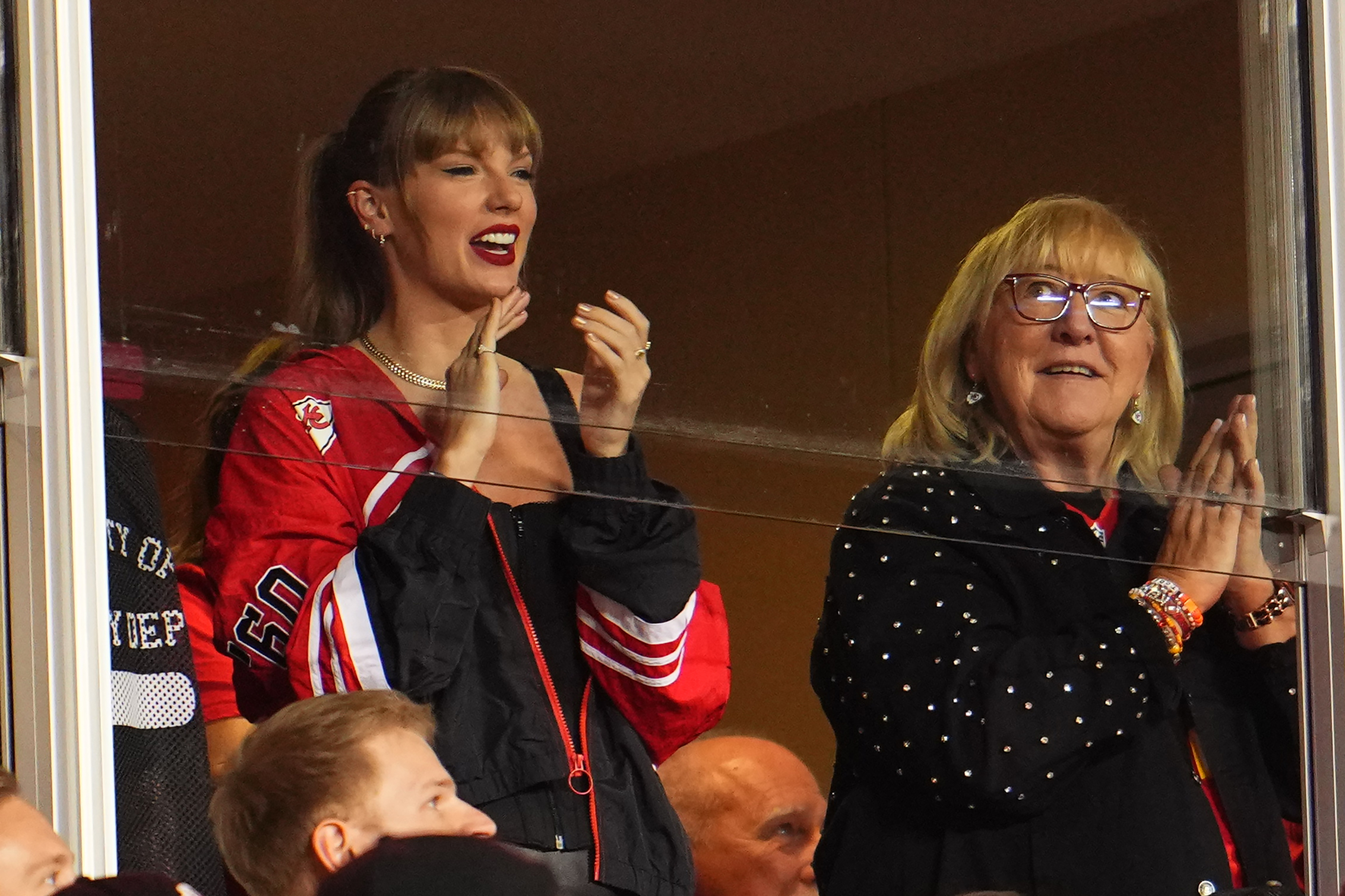 : Taylor Swift et Donna Kelce regardent le match des Kansas City Chiefs contre les Broncos à GEHA Field au Arrowhead Stadium, le 12 octobre 2023, à Kansas City, dans le Missouri. | Source : Getty Images