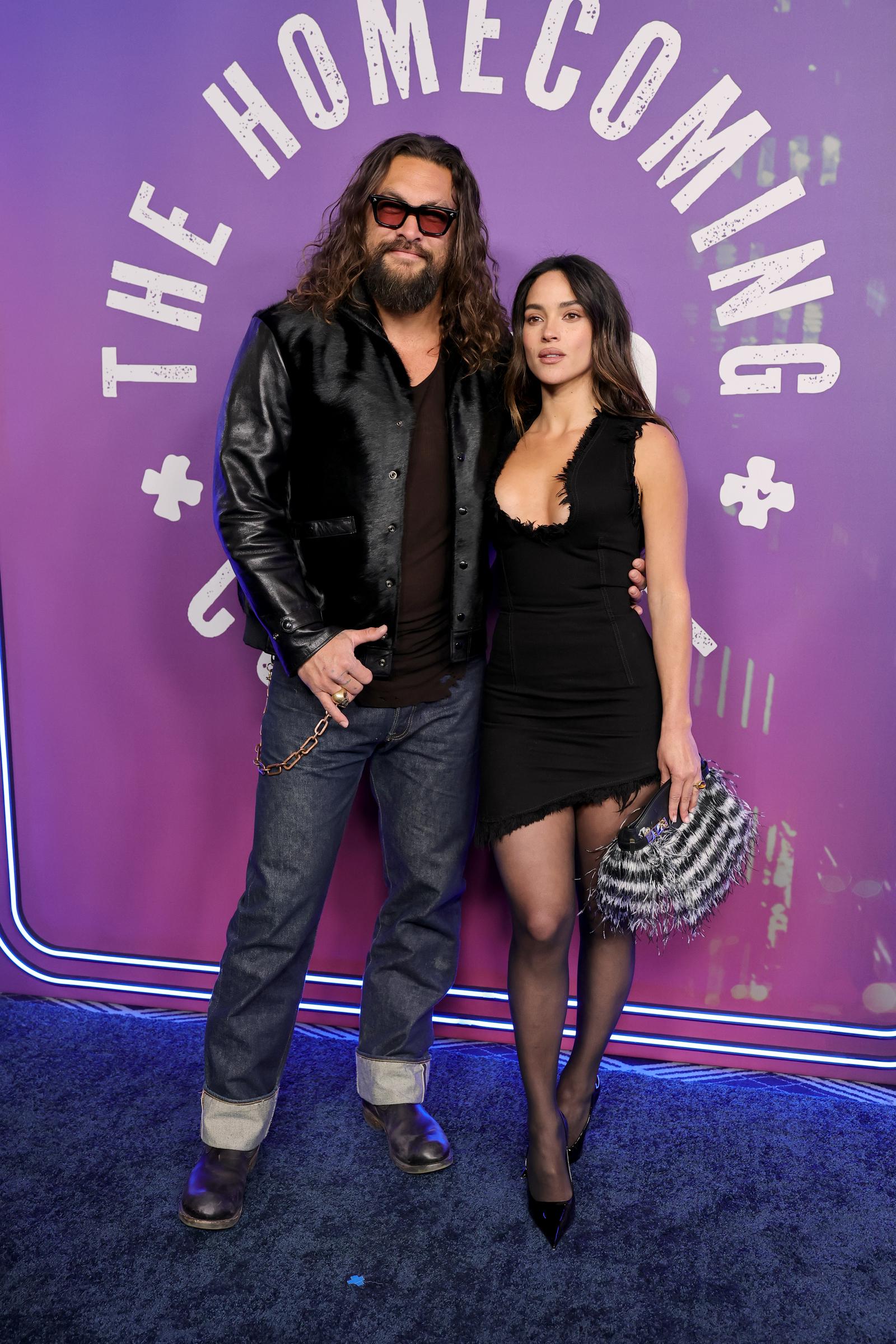 Jason Momoa et Adria Arjona assistent au "SNL50 : The Homecoming Concert" au Radio City Music Hall à New York le 14 février 2025. | Source : Getty Images