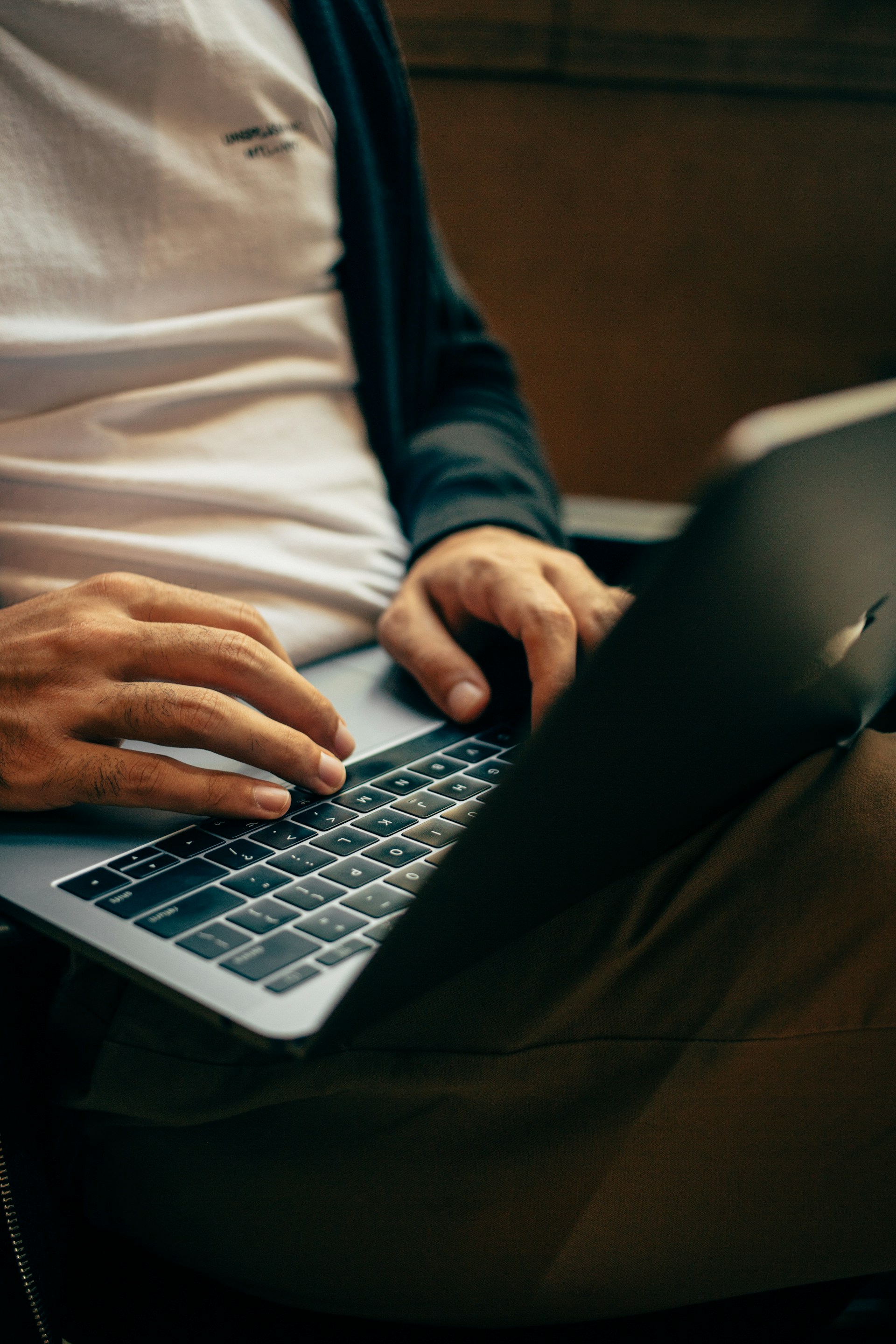 Un homme utilisant son ordinateur portable | Source : Unsplash