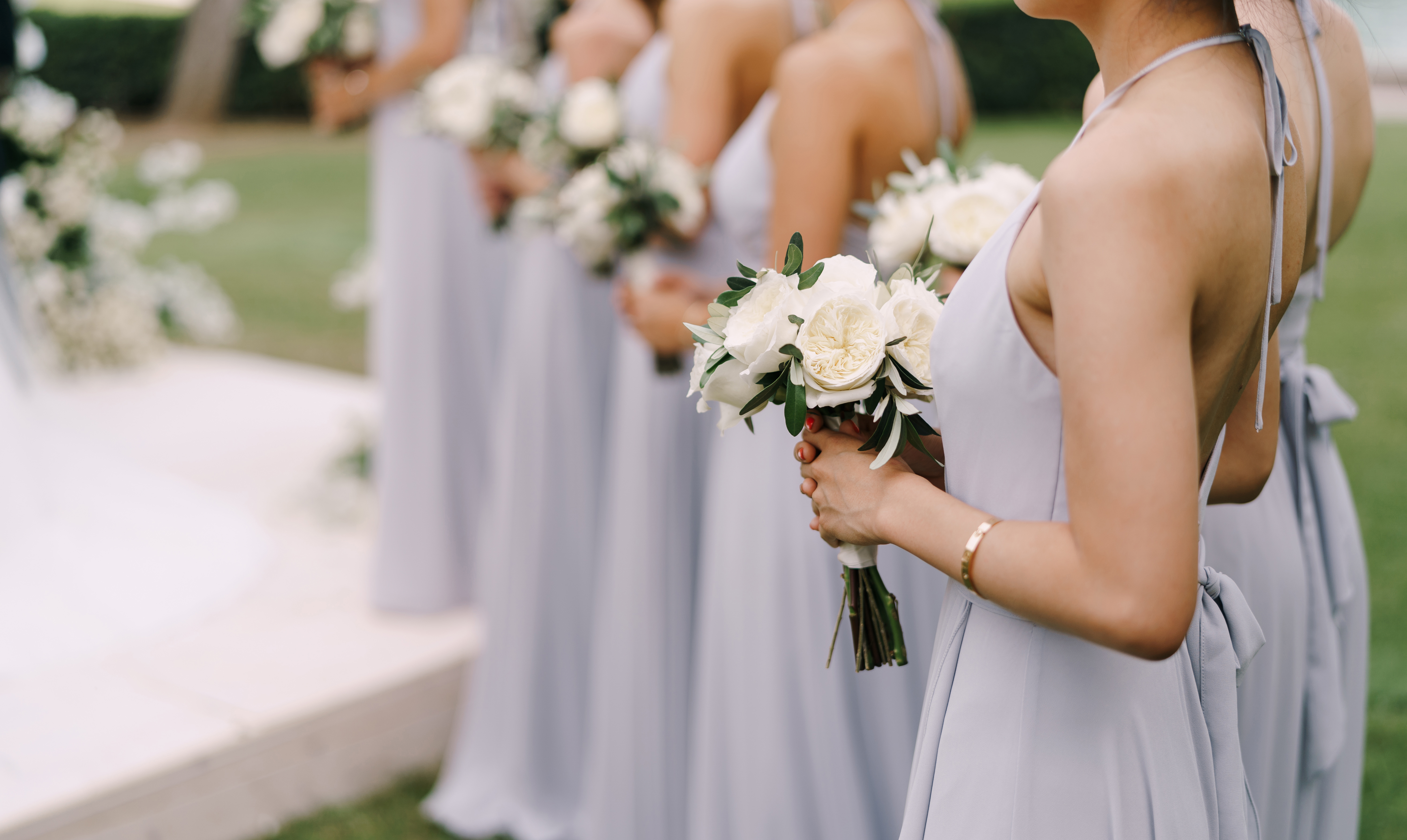 Six demoiselles d'honneur tenant des bouquets | Source : Shutterstock