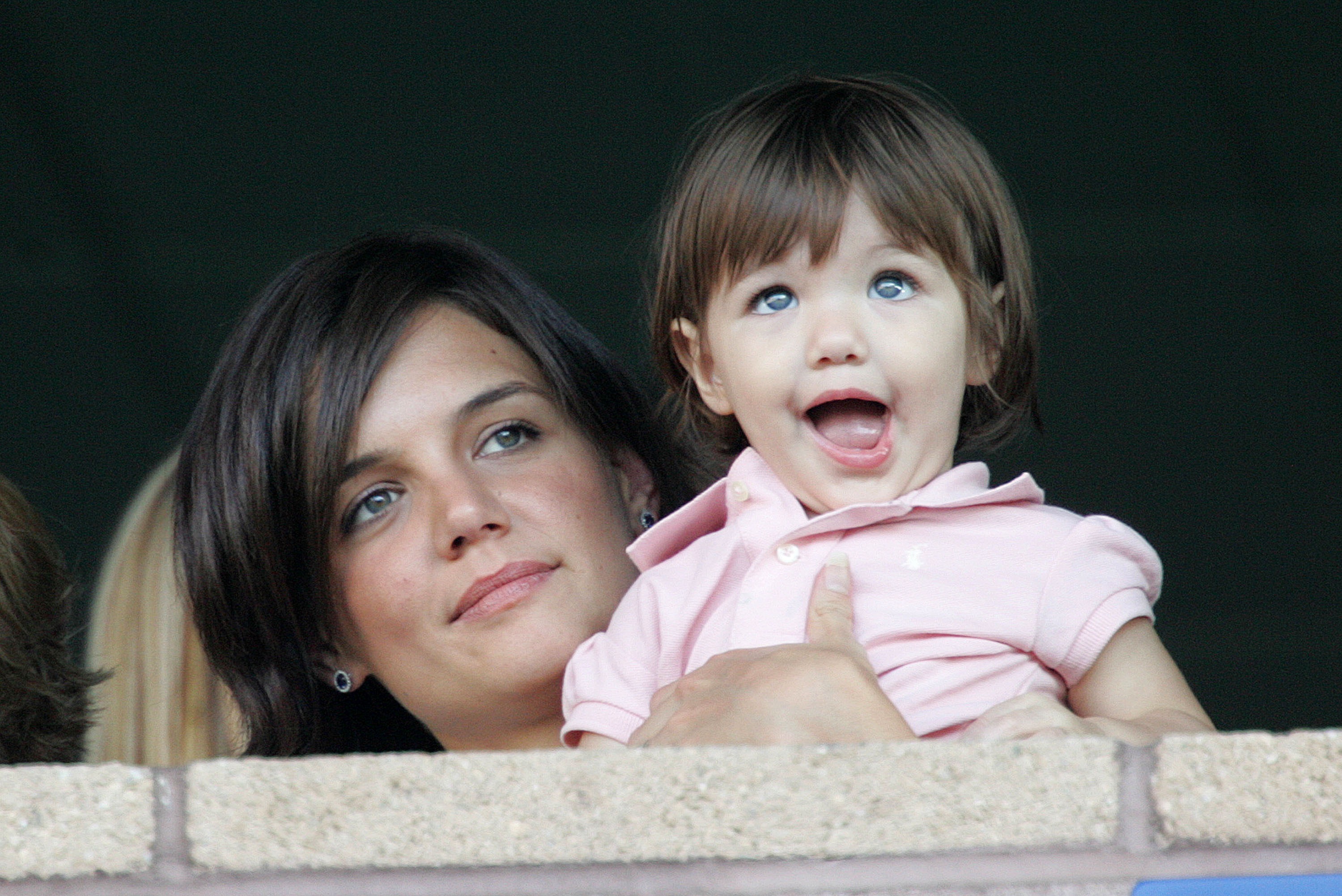 Katie Holmes et sa fille Suri Cruise regardent le match de football LA Galaxy vs. Chelsea FC en Californie le 22 juillet 2007 | Source : Getty Images