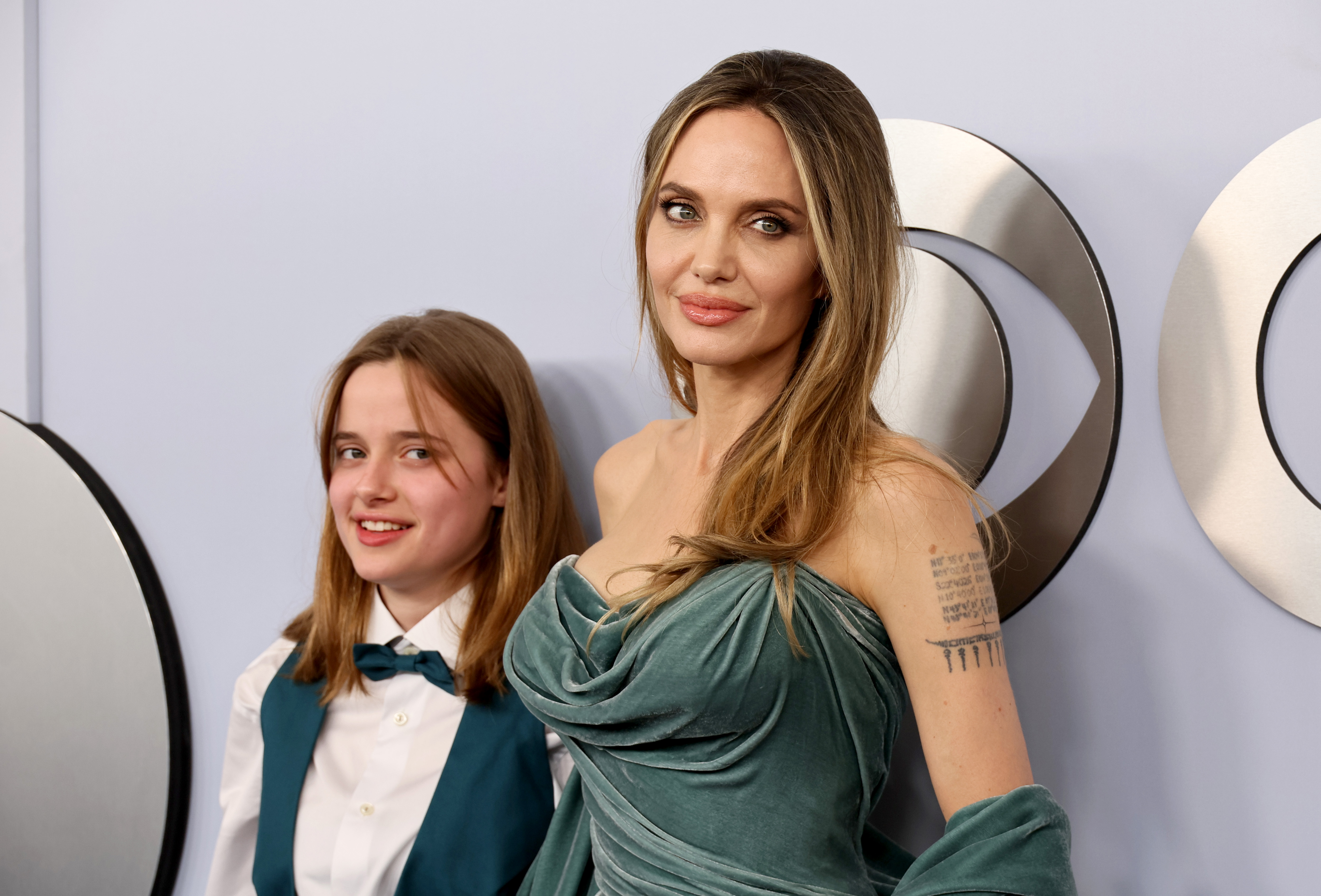 Angelina Jolie et sa fille Vivienne Jolie-Pitt arrivent pour la 77e cérémonie des Tony Awards au Lincoln Center à New York, le 16 juin 2024 | Source : Getty mages