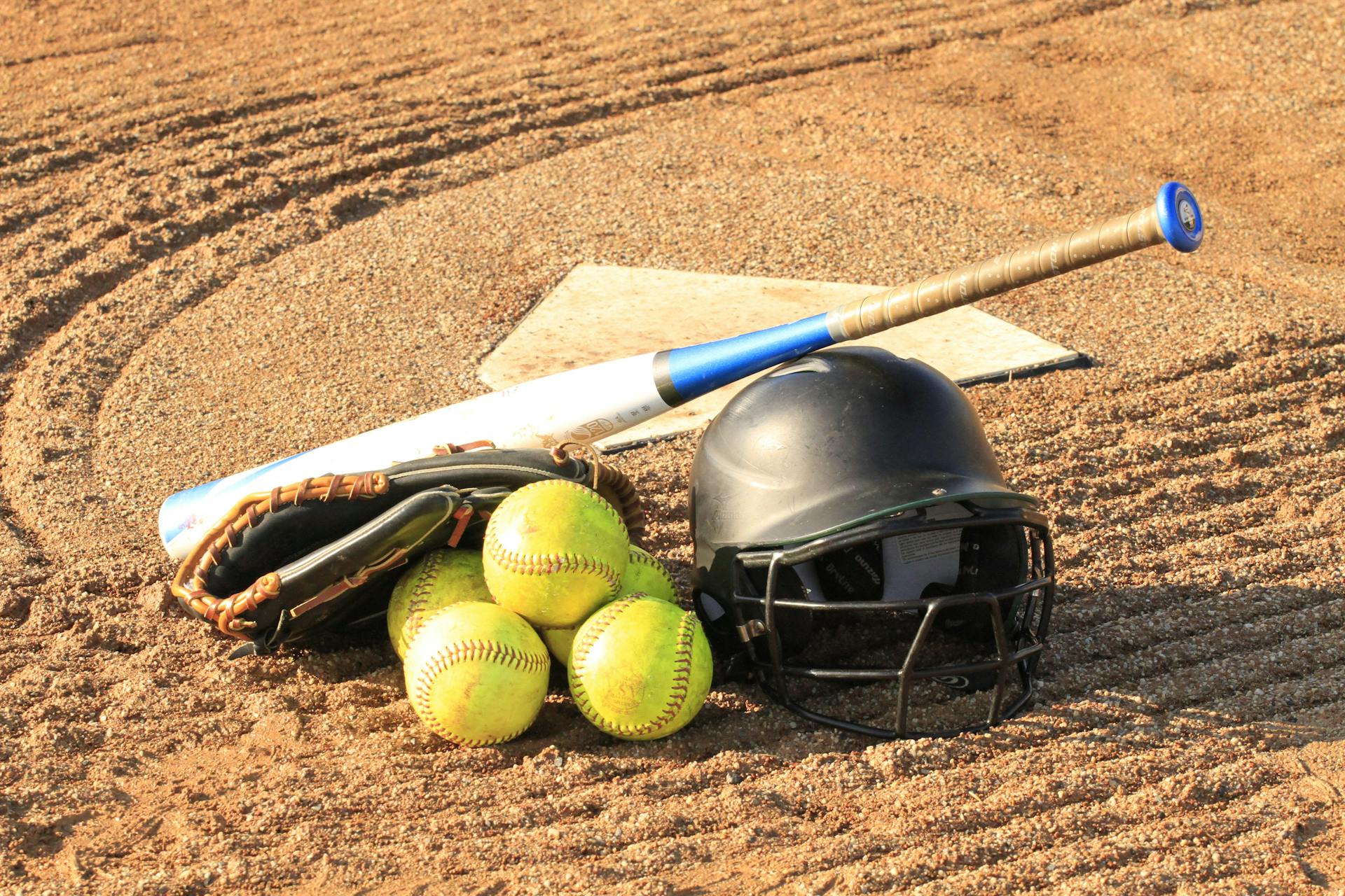 Une batte de baseball avec un casque et des balles | Source : Pexels