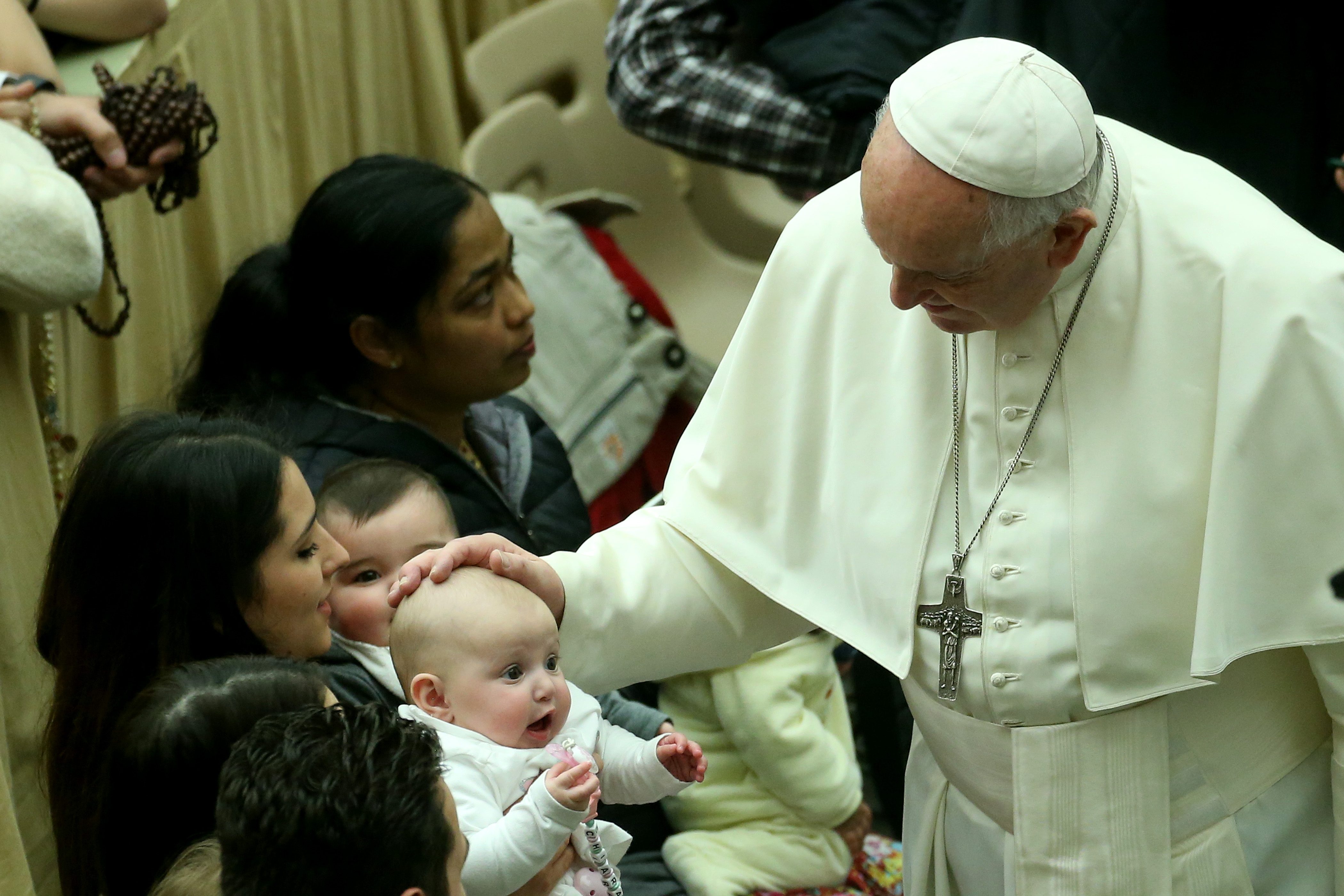 Le pape François bénit un bébé lors de son audience hebdomadaire à la salle Paul VI au Vatican, le 12 février 2020 | Source : Getty Images