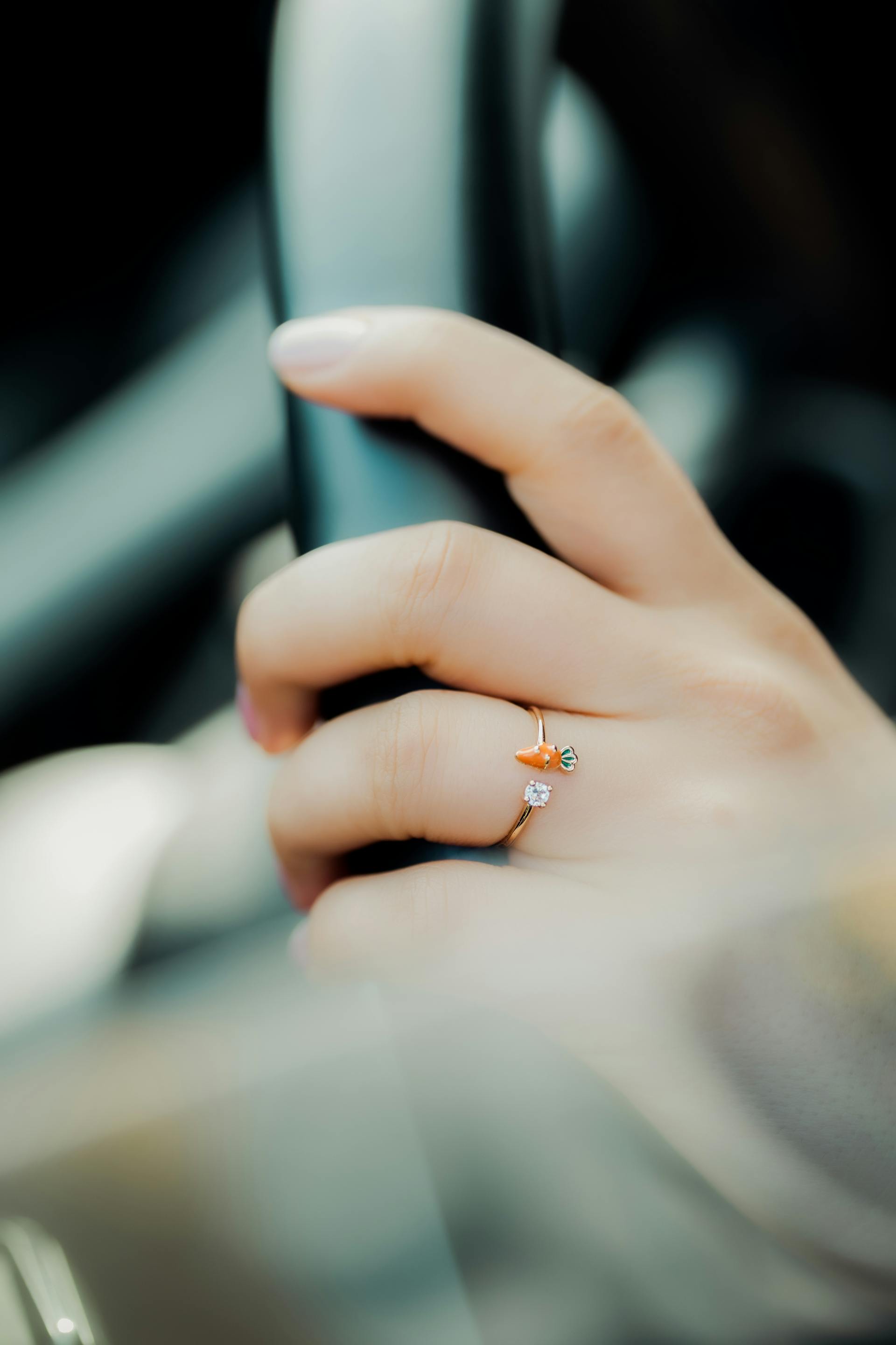 Un gros plan de la main d'une femme sur un volant | Source : Pexels