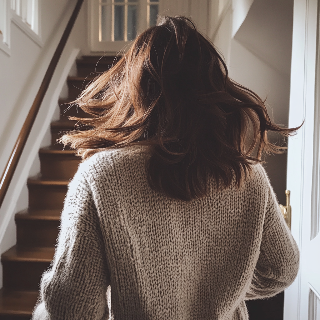 Une femme qui monte les escaliers en courant | Source : Midjourney