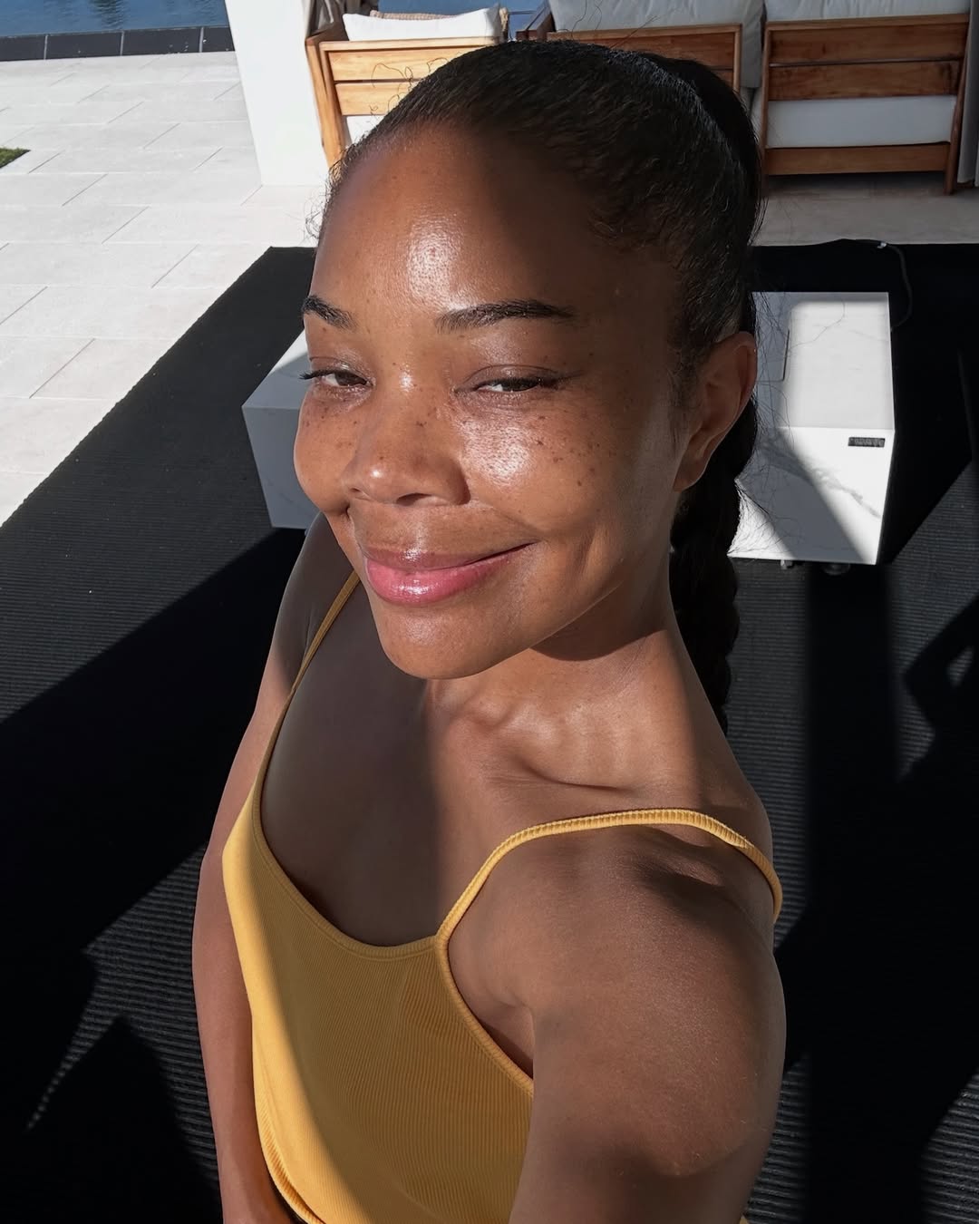 Gabrielle Union posant pour un selfie sans maquillage, publié le 19 avril 2025. | Source : Instagram/gabunion