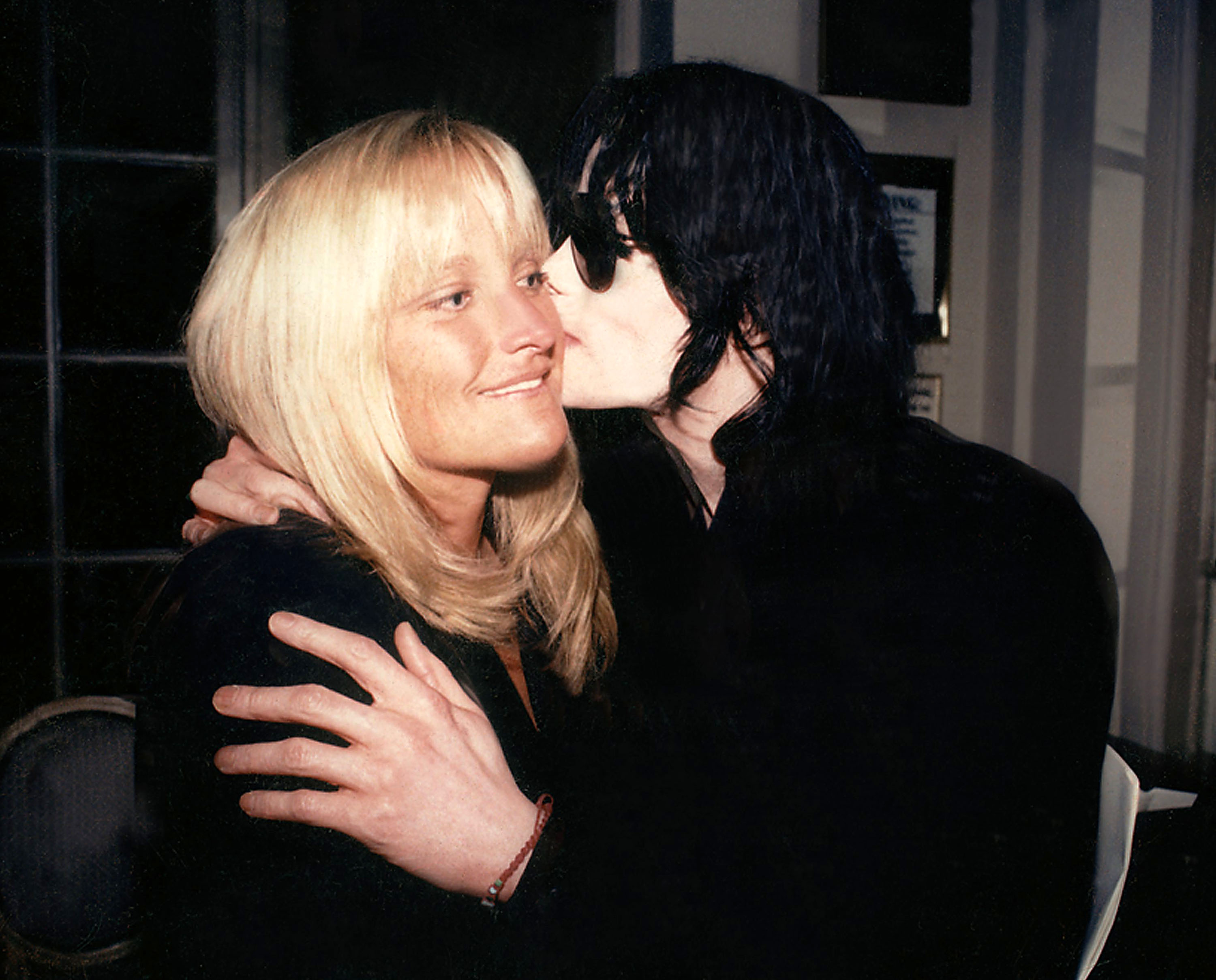 Debbie Rowe et Michael Jackson le 17 décembre 1998 à Los Angeles | Source : Getty Images