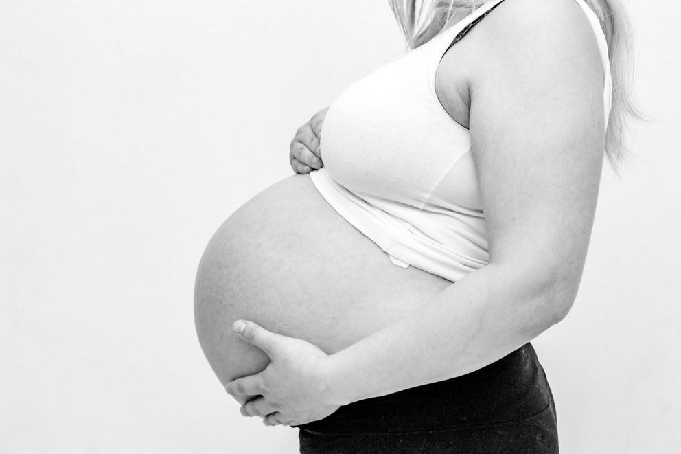 Une femme tient son ventre. | Source : Pexels