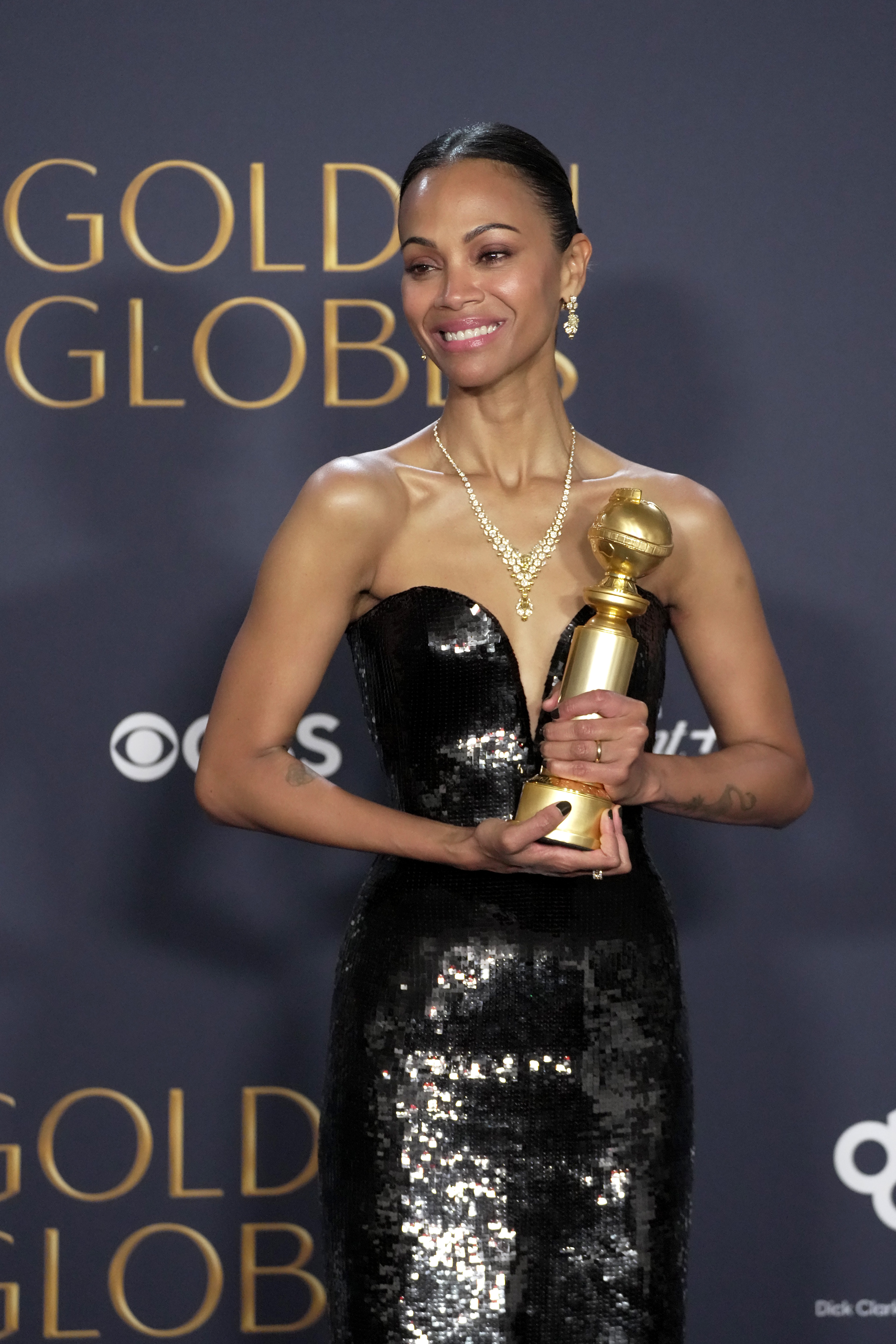 Zoe Saldana pose dans la salle de presse lors de la 82e cérémonie annuelle des Golden Globe Awards au Beverly Hilton de Beverly Hills, Californie, le 5 janvier 2025 | Source : Getty Images