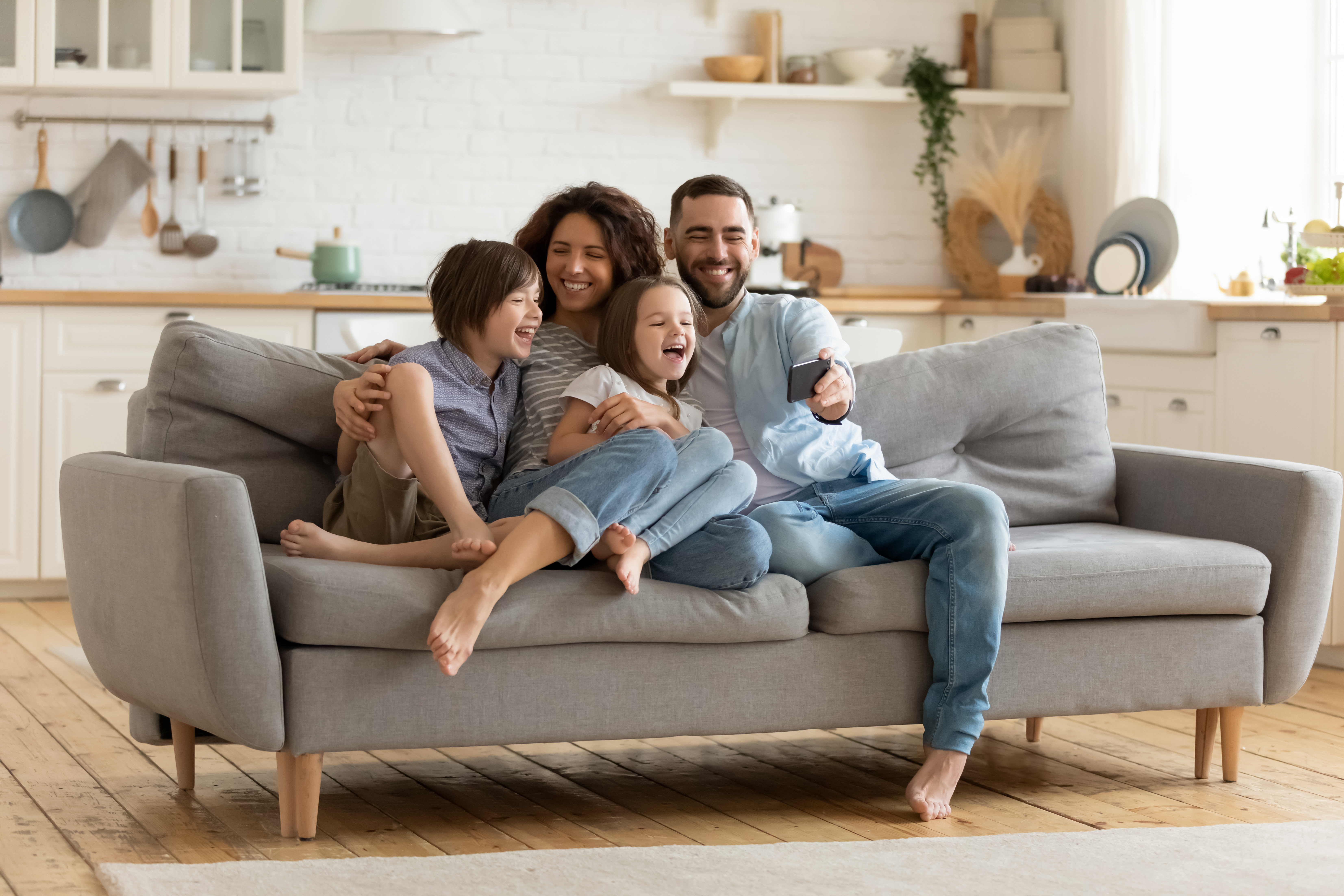 Une famille heureuse | Source : Shutterstock
