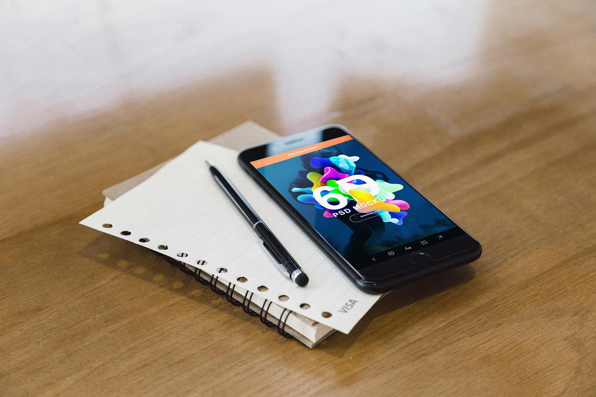 Un téléphone sur un bureau | Source : Pexels