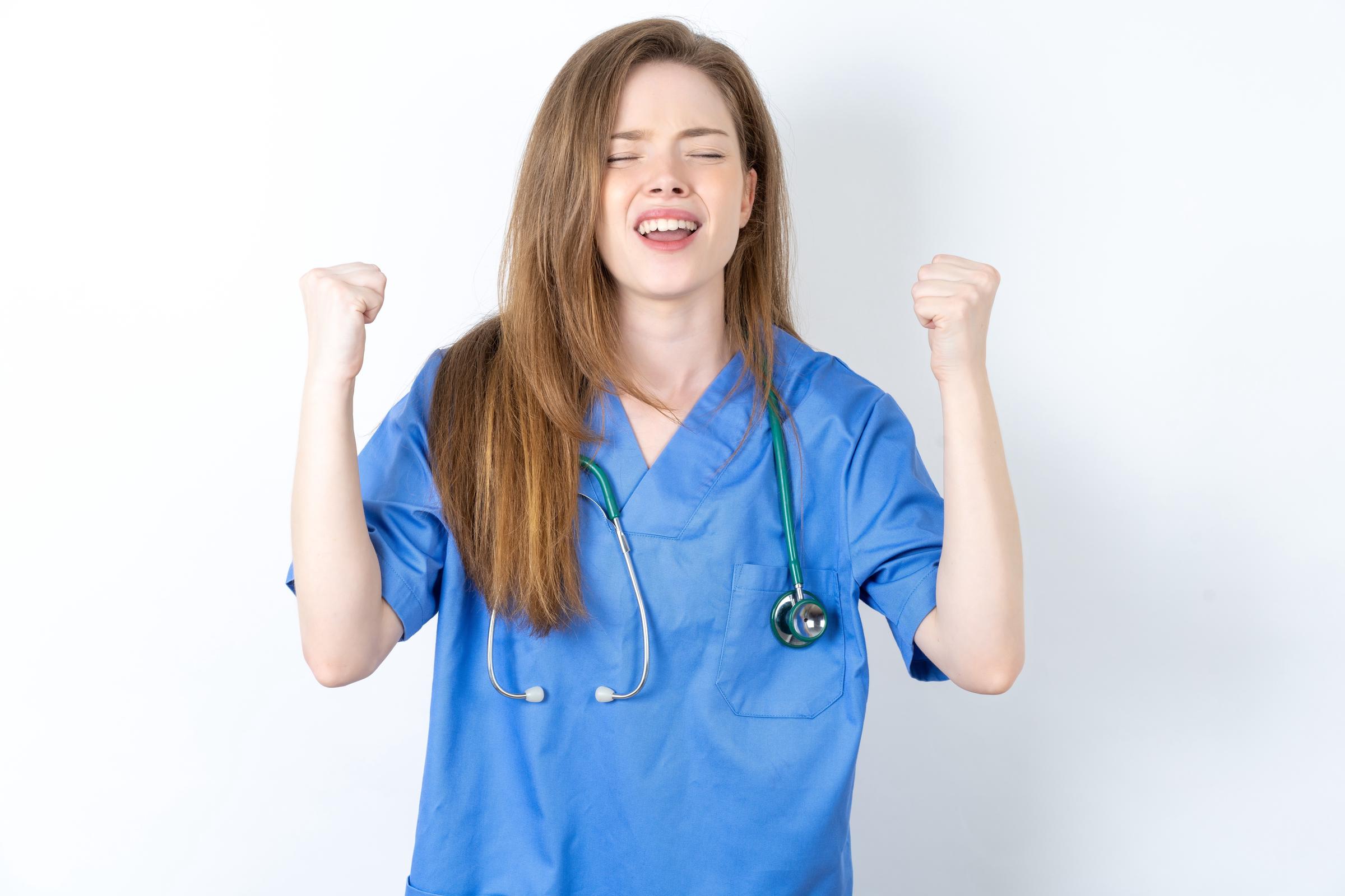 Une infirmière heureuse | Source : Shutterstock