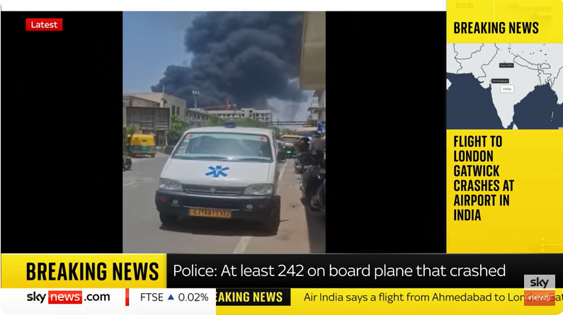 Immenses nuages de fumée visibles près de l'aéroport indien d'Ahmedabad après le crash de l'avion, extrait d'un post daté du 12 juin 2025 | Source : Youtube/@SkyNews
