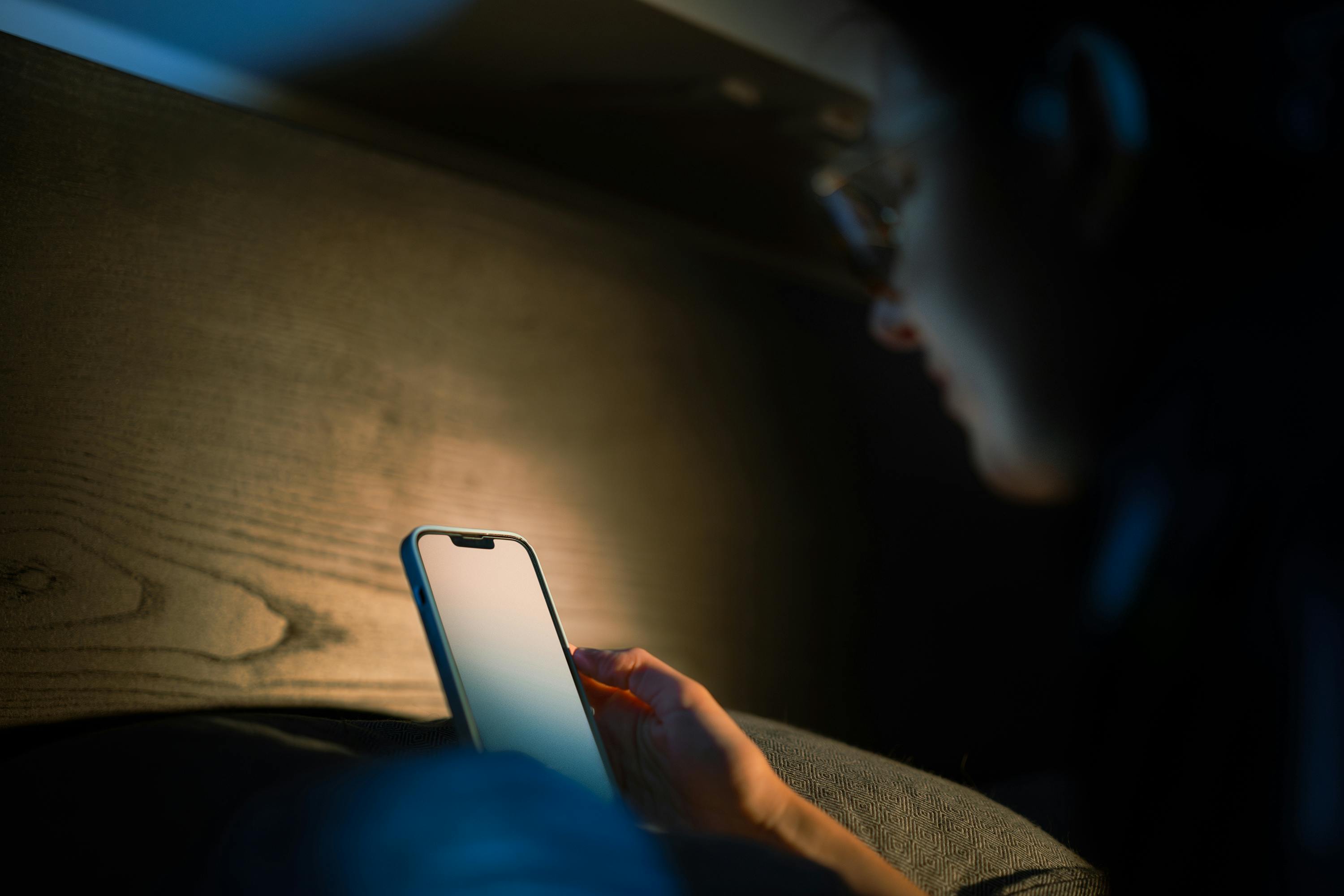 Une personne utilisant un téléphone | Source : Pexels