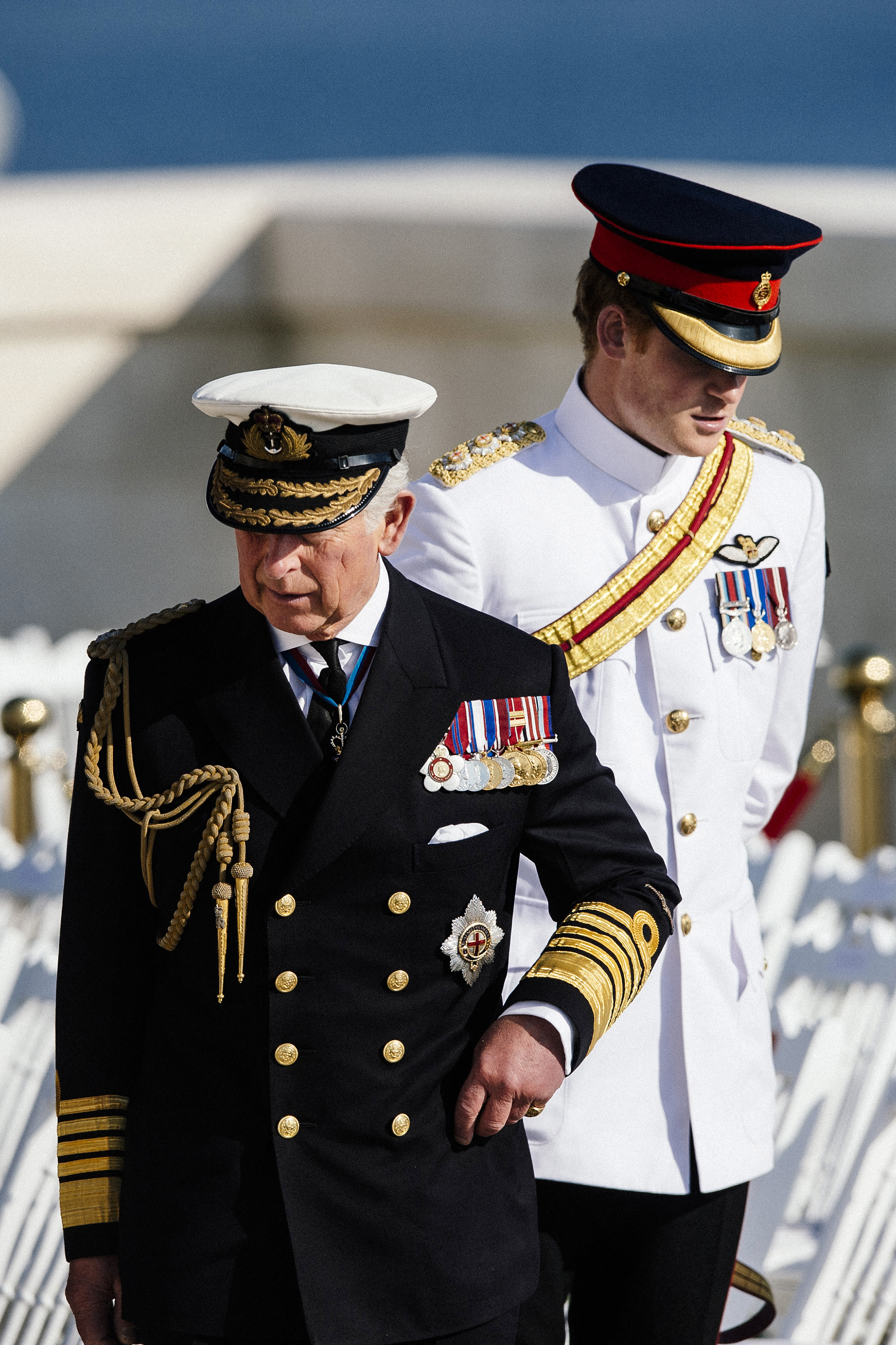 Le roi Charles III et le prince Harry assistent à un service commémoratif marquant le 100e anniversaire du début de la bataille de Gallipoli sur la péninsule de Gallipoli, en Turquie, le 24 avril 2015 | Source : Getty Images