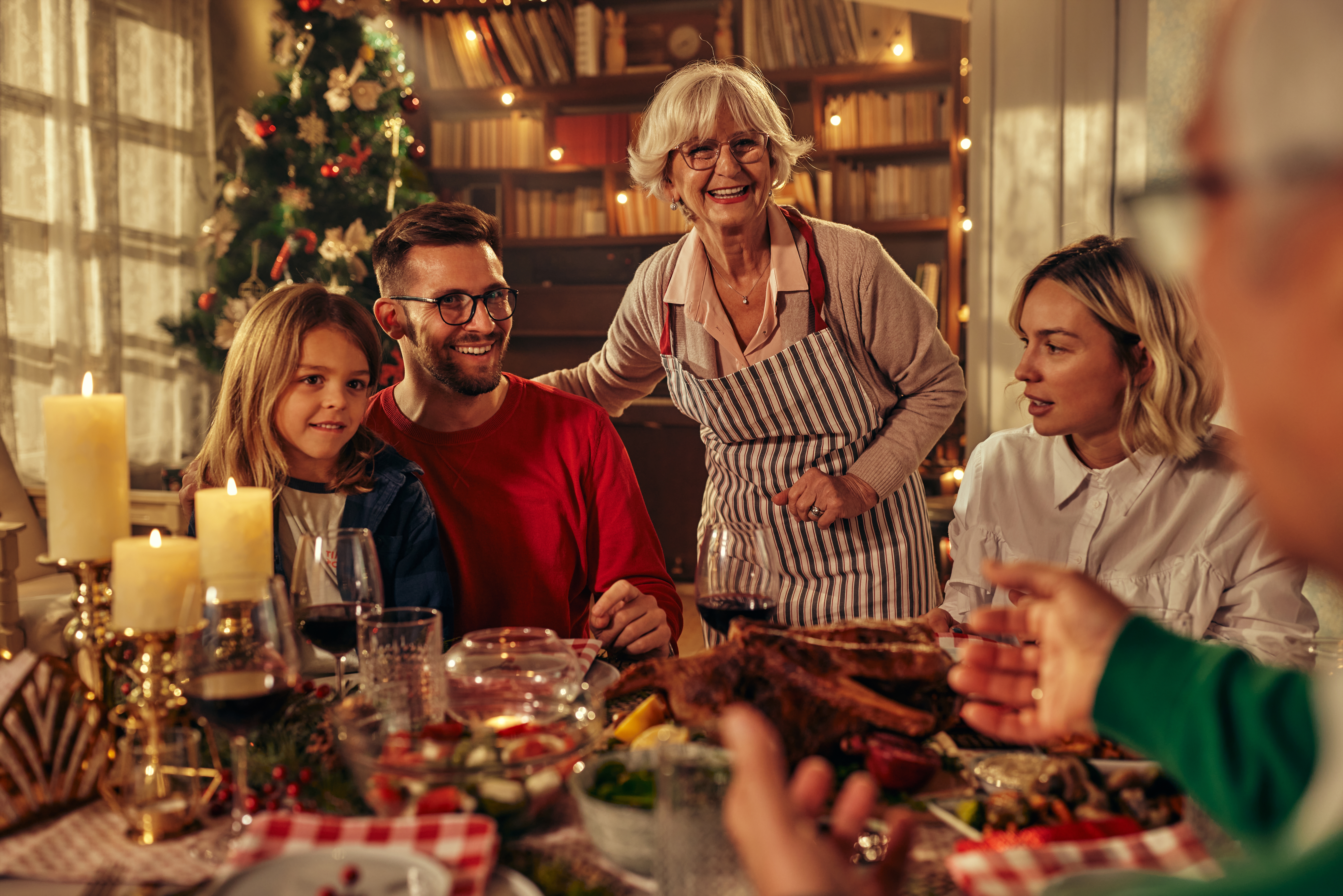 Les membres de la famille réunis lors d'un souper de Noël | Source : Shutterstock