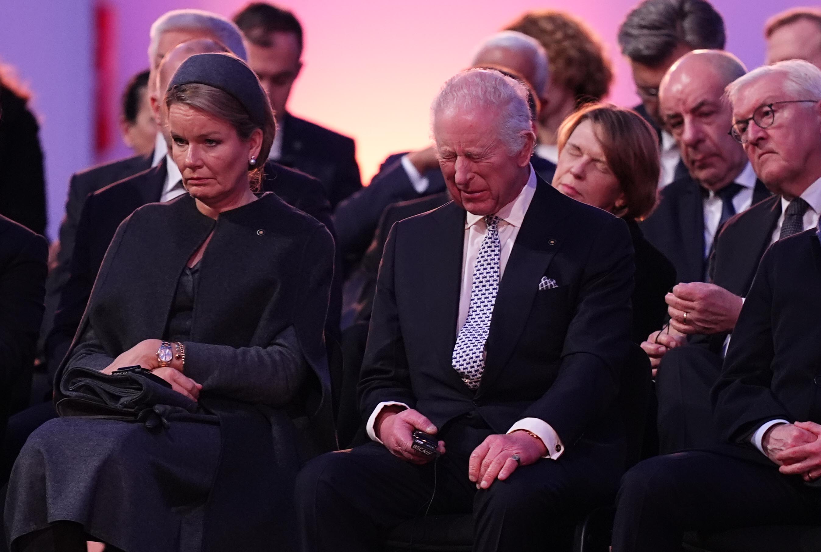 Le roi Charles III écoute un survivant qui s'exprime lors des commémorations à Auschwitz-Birkenau pour marquer les 80 ans de la libération du camp de concentration à Oswiecim, en Pologne, le 27 janvier 2025 | Source : Getty Images