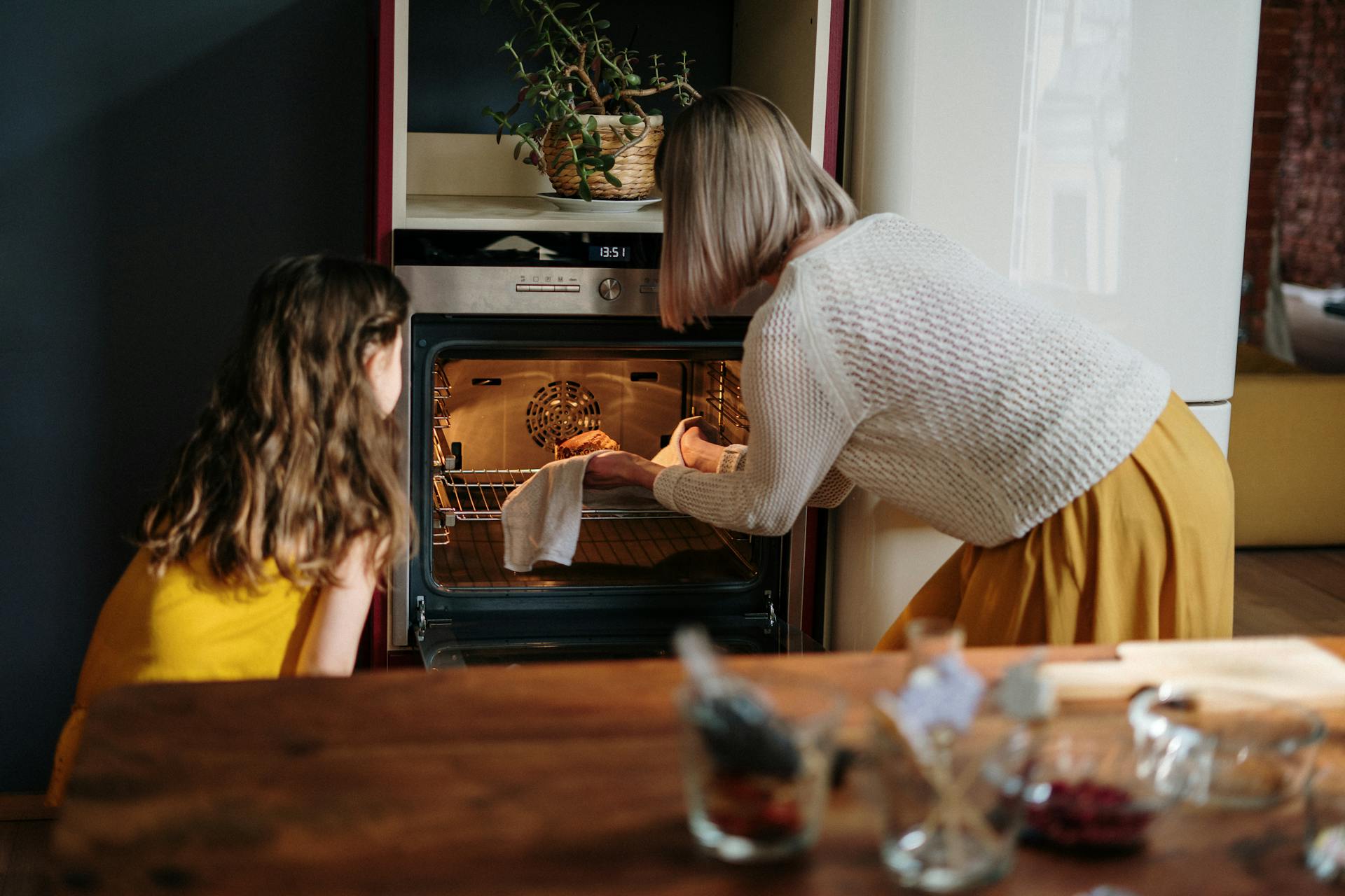 Une fille qui apprend à faire de la pâtisserie avec une femme plus âgée | Source : Pexels