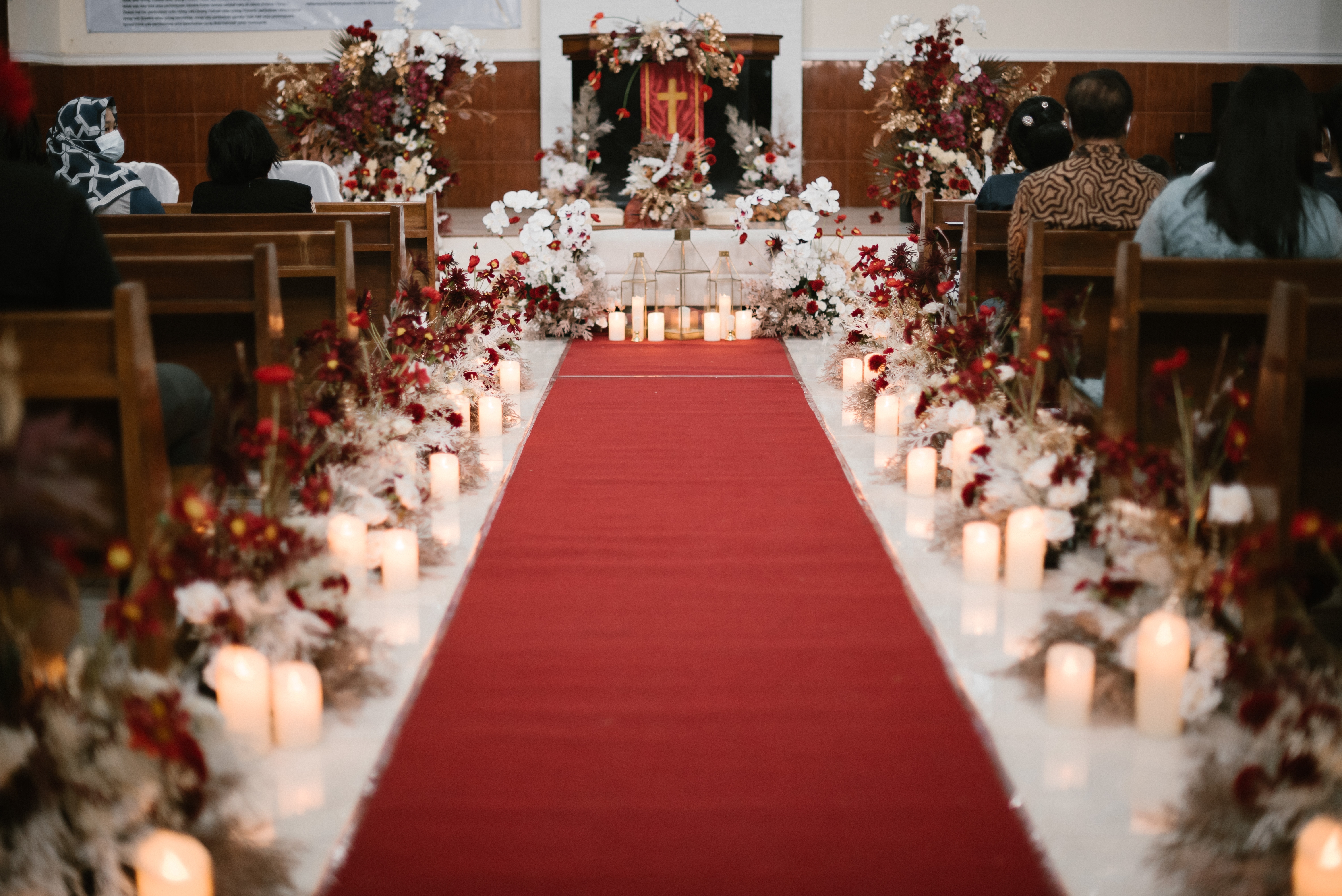 Une allée bordée de bougies lors d'un mariage | Source : Shutterstock