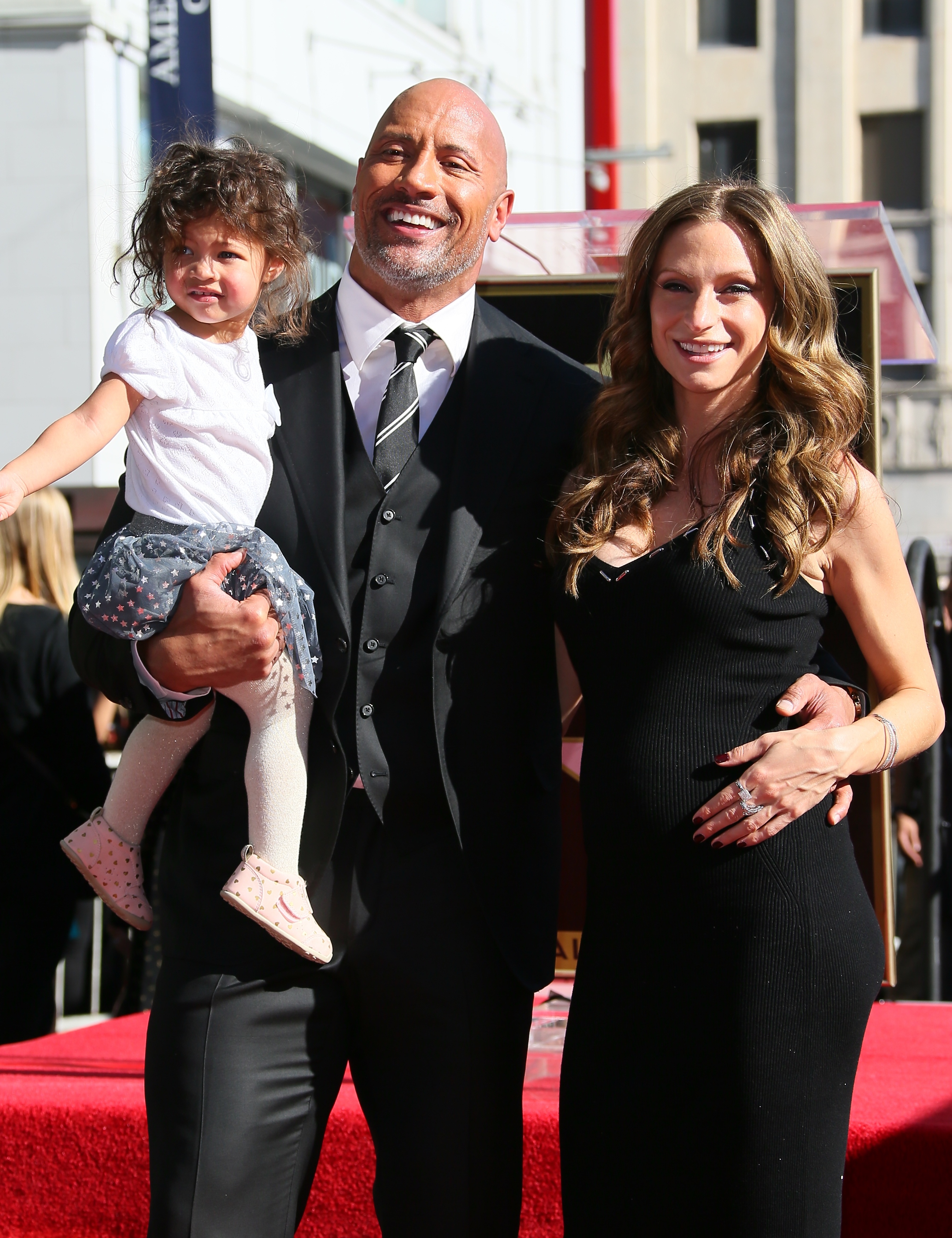 Dwayne Johnson, Lauren Hashian et Jasmine Johnson assistent à une cérémonie l'honorant d'une étoile sur le Hollywood Walk of Fame le 13 décembre 2017 | Source : Getty Images