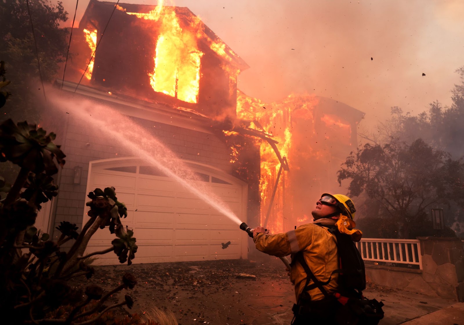 Un pompier lutte contre l'incendie d'une maison à Pacific Palisades, en Californie, le 7 janvier 2025. | Source : Getty Images