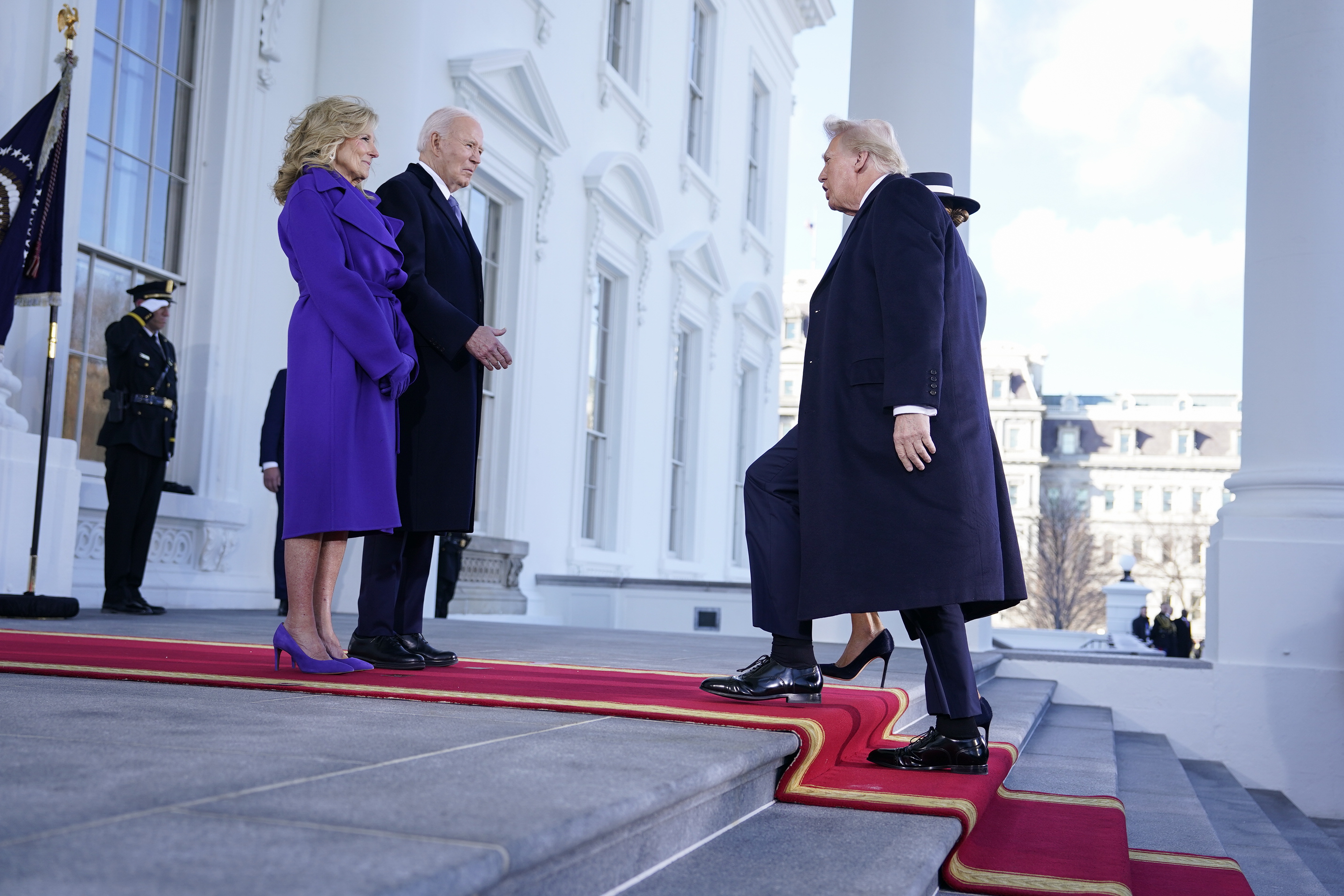 Le président Joe Biden et la première dame Jill Biden accueillent le futur président élu Donald Trump et Melania Trump à la Maison Blanche avant les 60e cérémonies d'investiture, le 20 janvier 2025 | Source : Getty Images