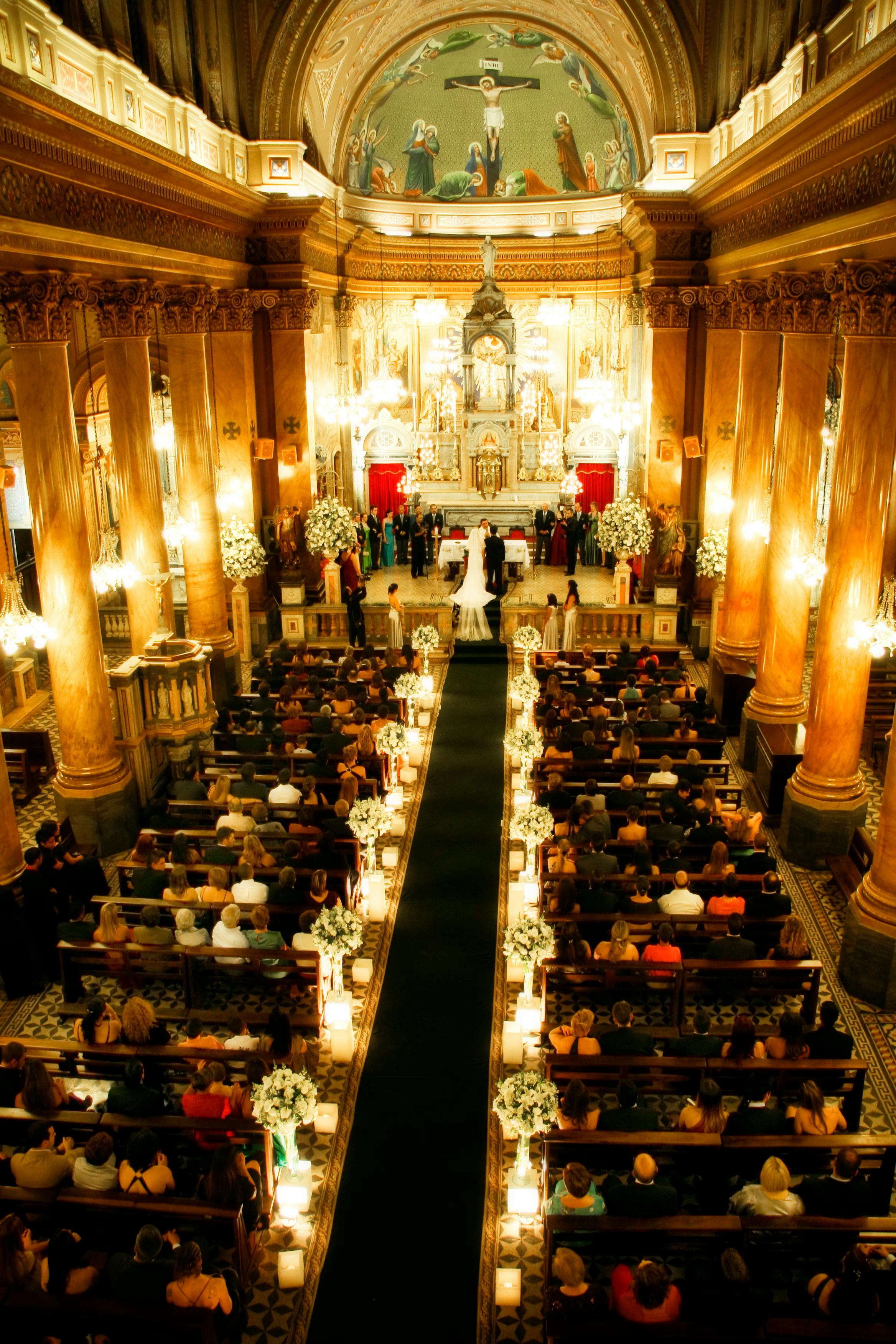 Une foule lors d'un mariage à l'église | Source : Pexels