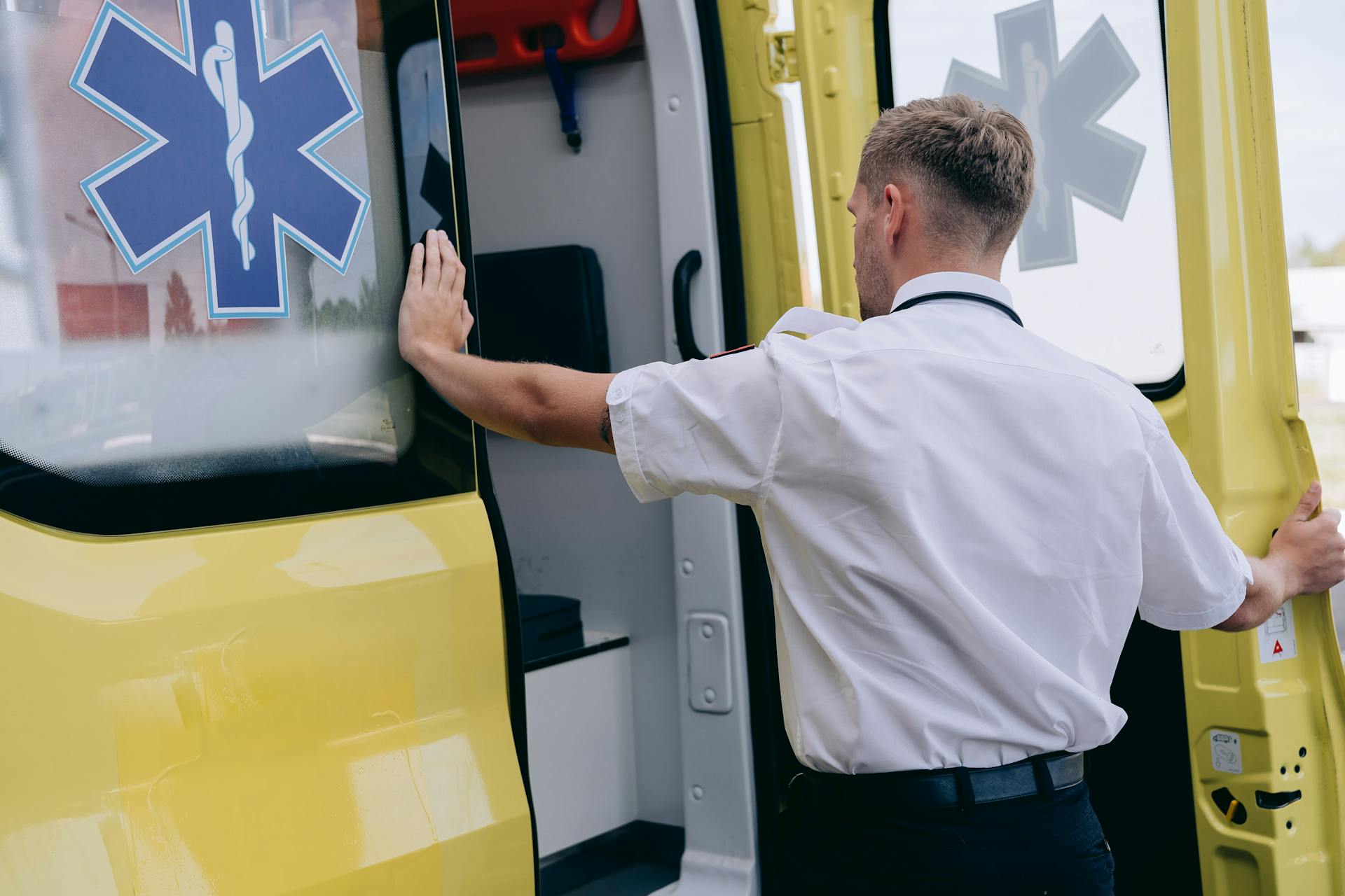 Un homme ouvrant la porte d'une ambulance | Source : Pexels