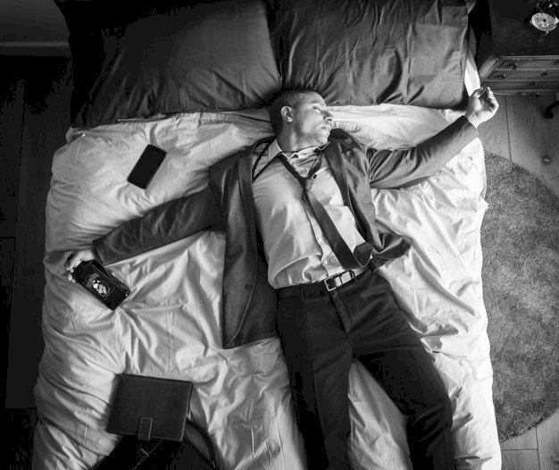 Un homme s'est évanoui sur son lit. Photo : Freepik