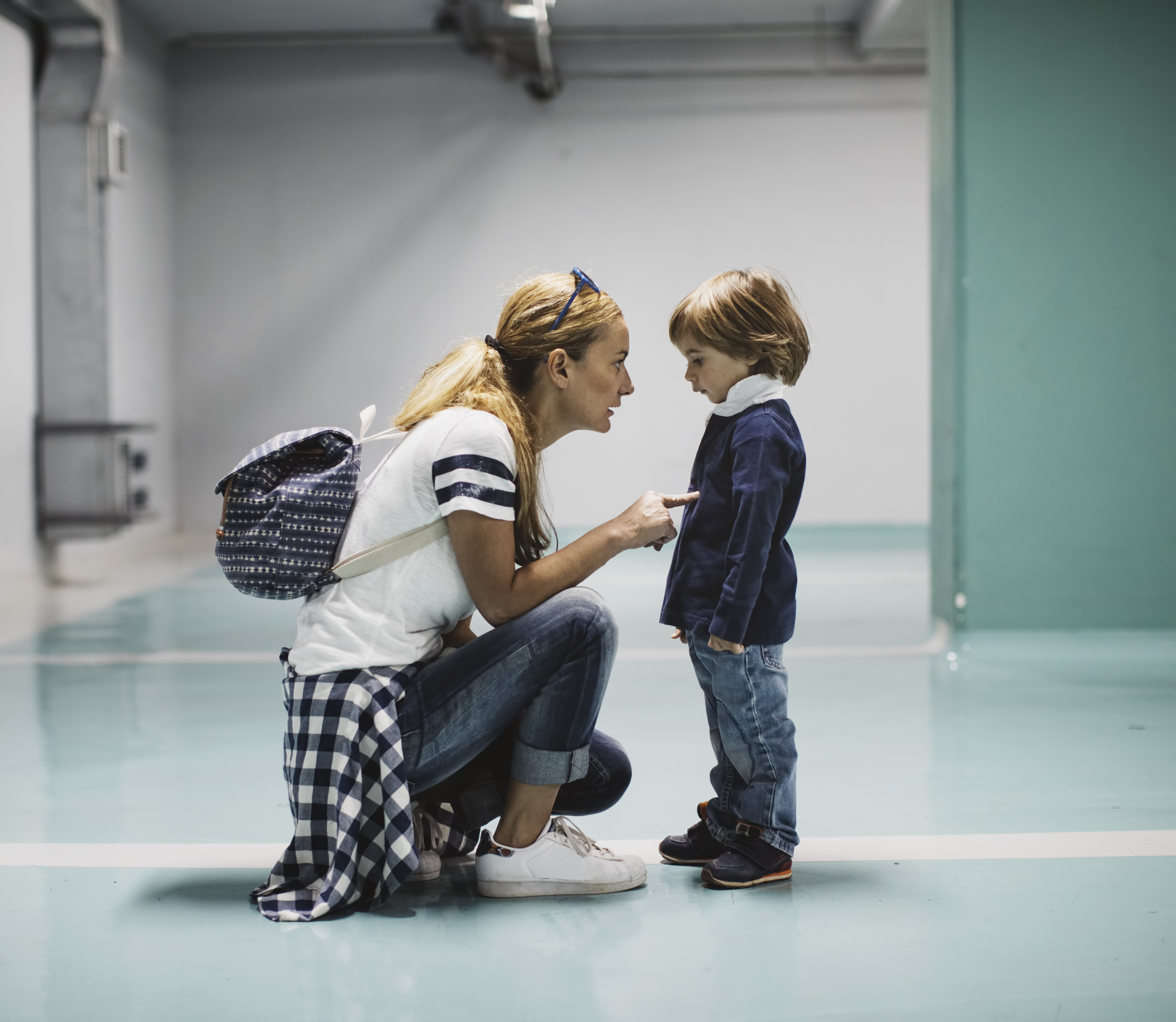 Une maman qui parle à son enfant | Source : Getty Images