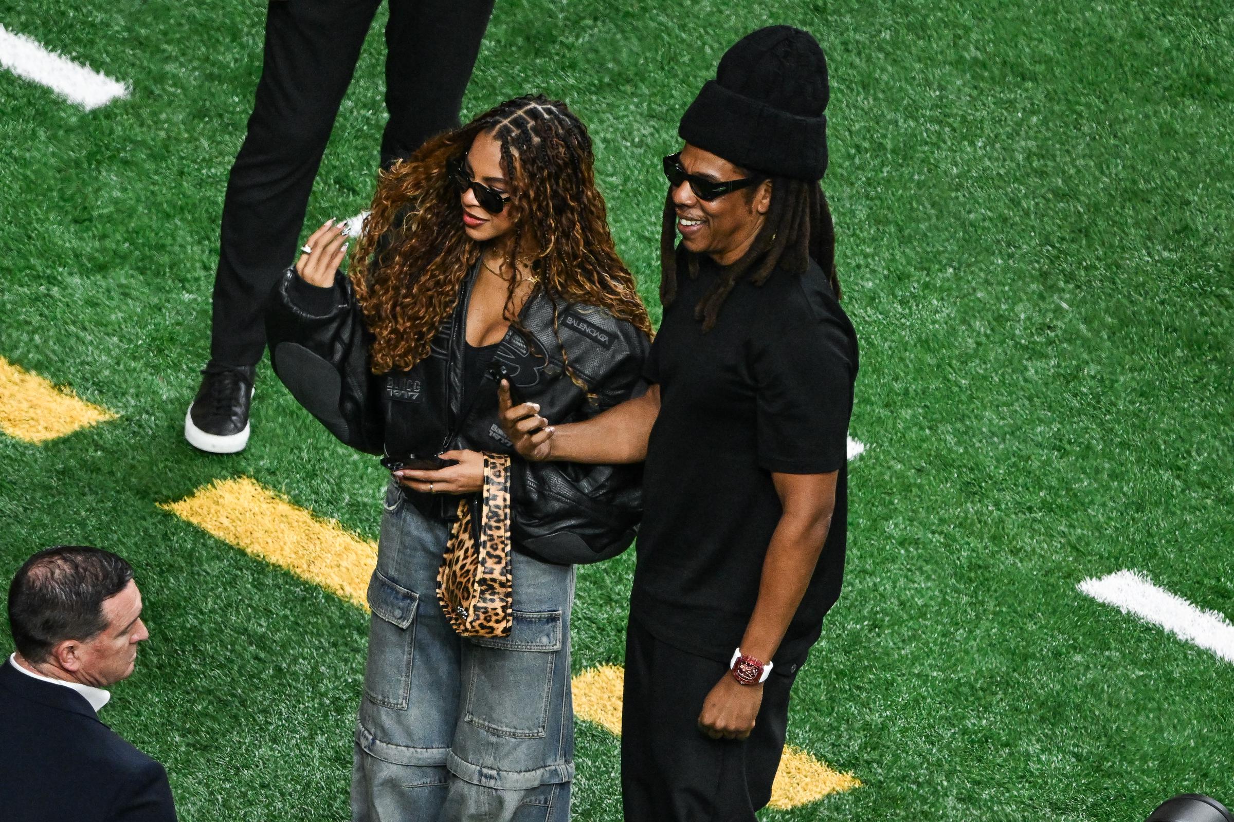 Blue Ivy Carter et Jay-Z au Caesars Superdome à la Nouvelle-Orléans, avant le Super Bowl LIX, le dimanche 9 février 2025 | Source : Getty Images