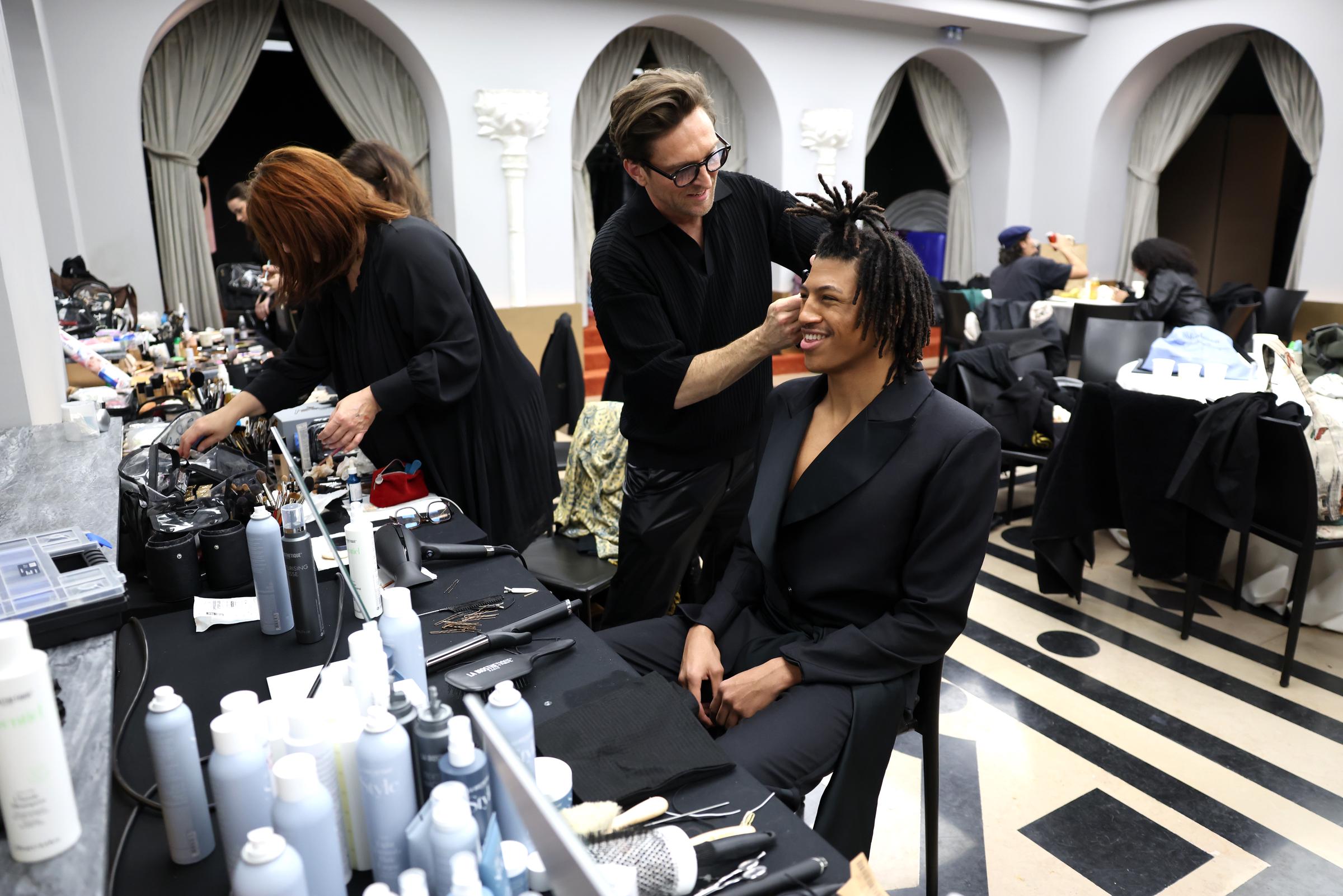 Henry Samuel se prépare dans les coulisses de la Fashion Week de Paris | Source : Getty Images