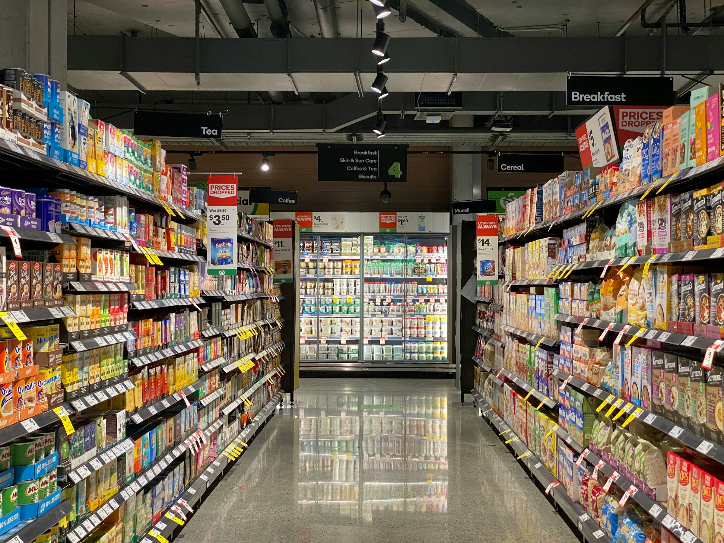 Allée de supermarché | Source : Unsplash