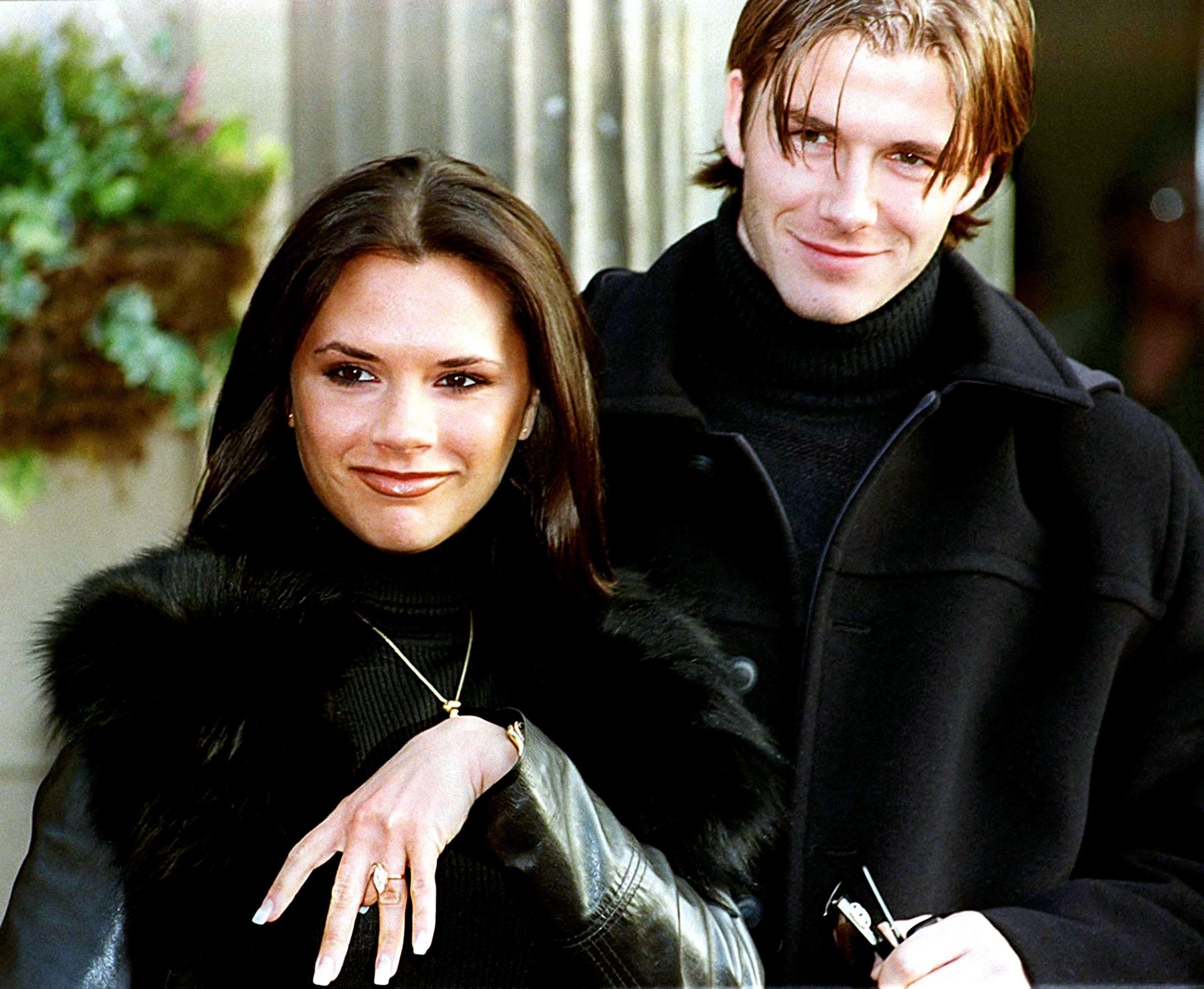 Victoria et David Beckham ont annoncé leurs fiançailles en 1998, peu de temps après leur premier voyage à Portofino. Le couple s'est ensuite marié en Irlande en 1999, marquant le début d'une union qui dure maintenant depuis plus de deux décennies. | Source : Getty Images
