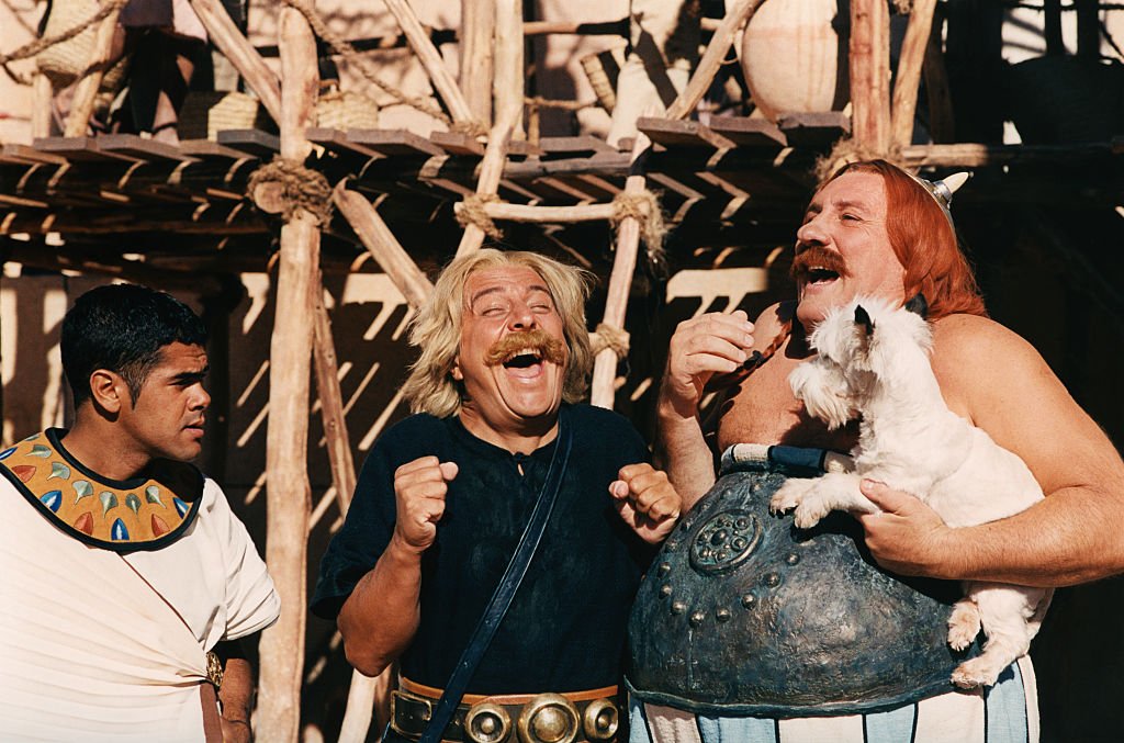 Christian Clavier et Gerard Depardieu sur le tournage d'Astérix et Obélix. | Photo : Getty Images