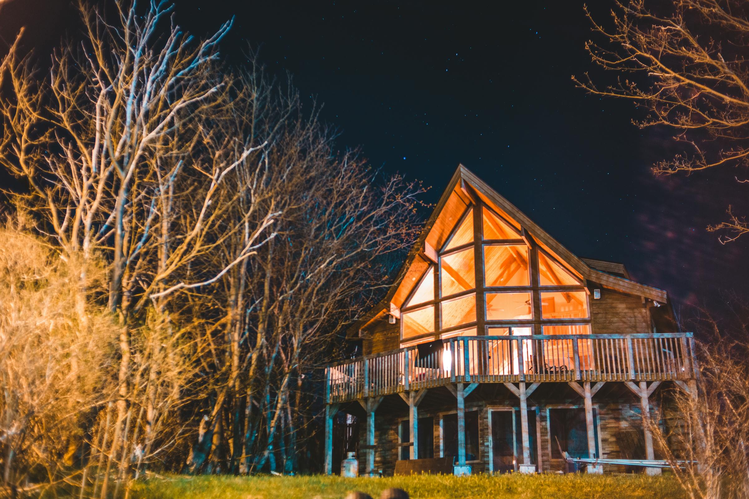 Une maison la nuit | Source : Pexels