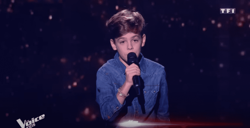 Arnaud chante "Tous les cris les SOS" de Daniel Balavoine. | Photo : Youtube / The Voice Kids 2020
