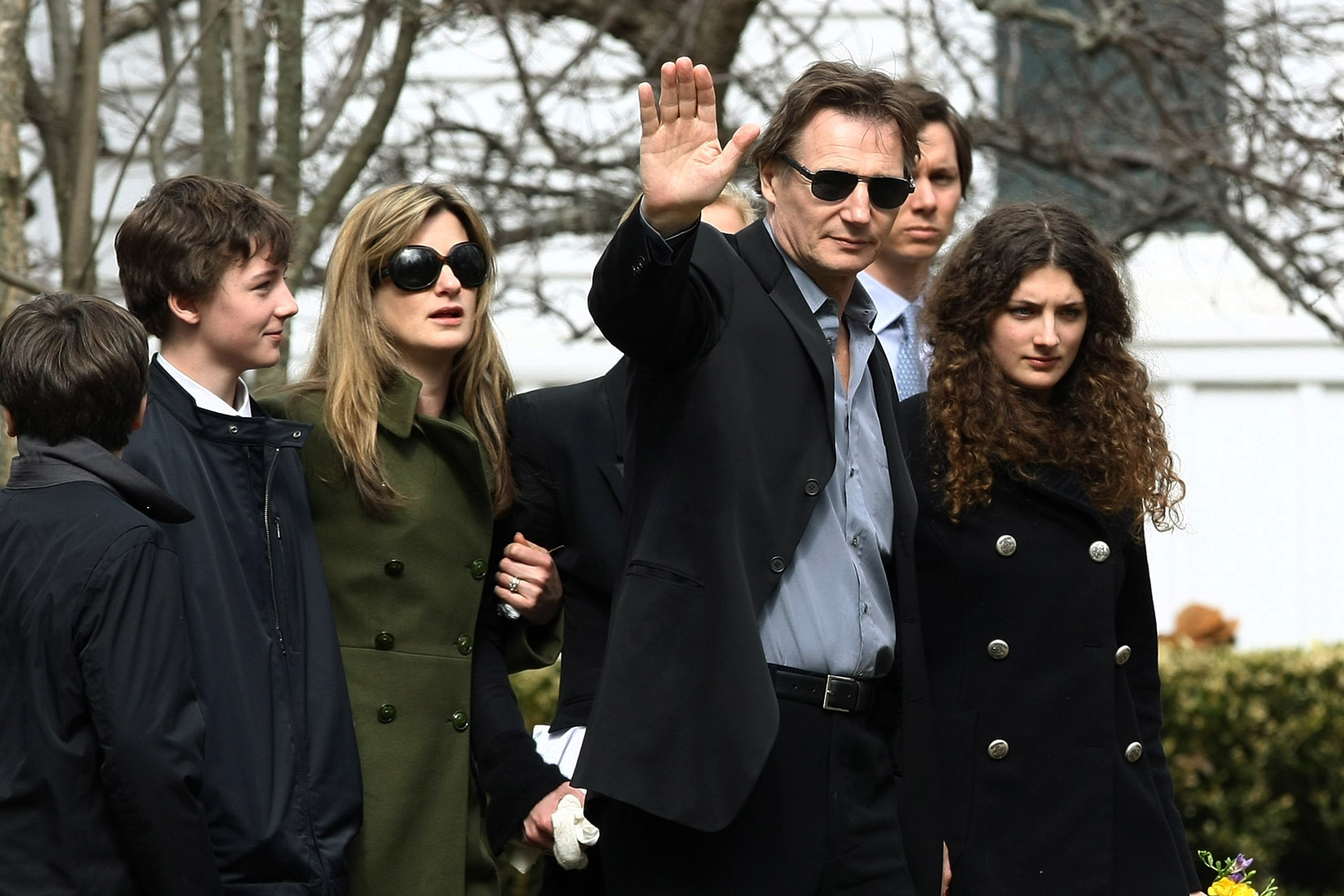 Liam Neeson avec sa famille lors des funérailles de Natasha Richardson à New York en 2009. | Source : Getty Images